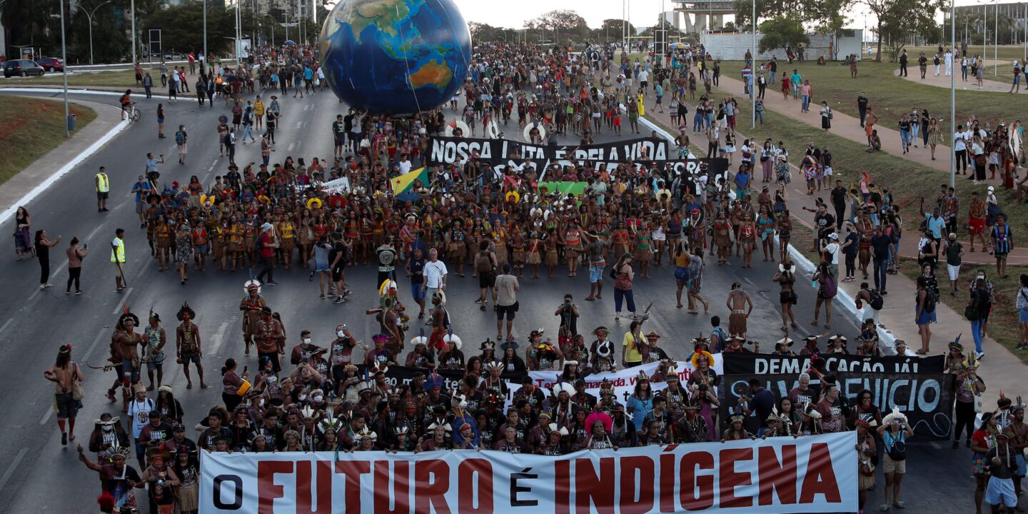 <p>Indígenas protestan contra el presidente brasileño Jair Bolsonaro y a favor de la demarcación de las tierras indígenas, en Brasilia en abril de 2022. El grupo lleva una pancarta con la leyenda &#8220;El futuro es indígena&#8221; (Imagen: Adriano Machado / Alamy)</p>