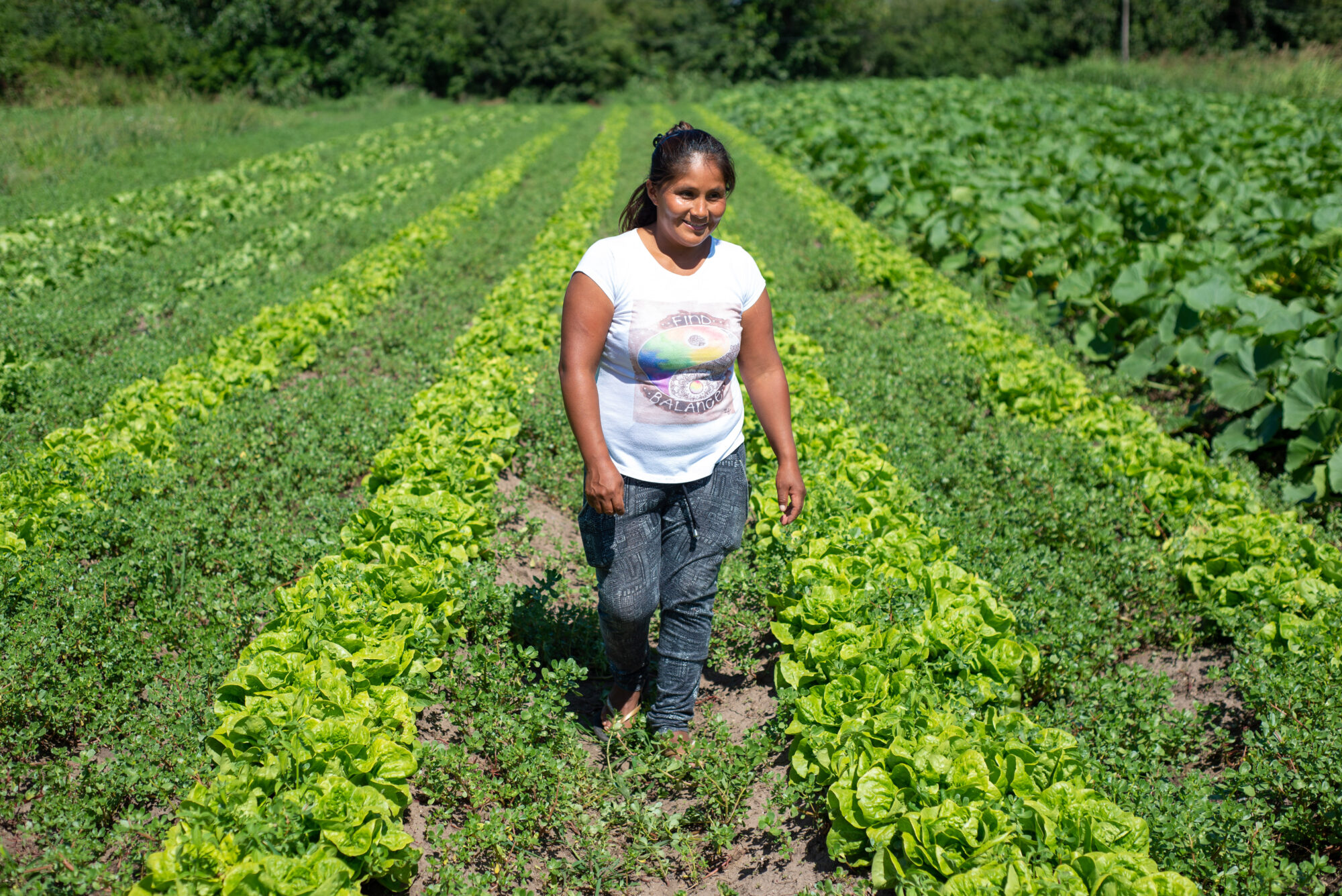 Produtora de horticultura trabalha em um campo em La Plata, Argentina.