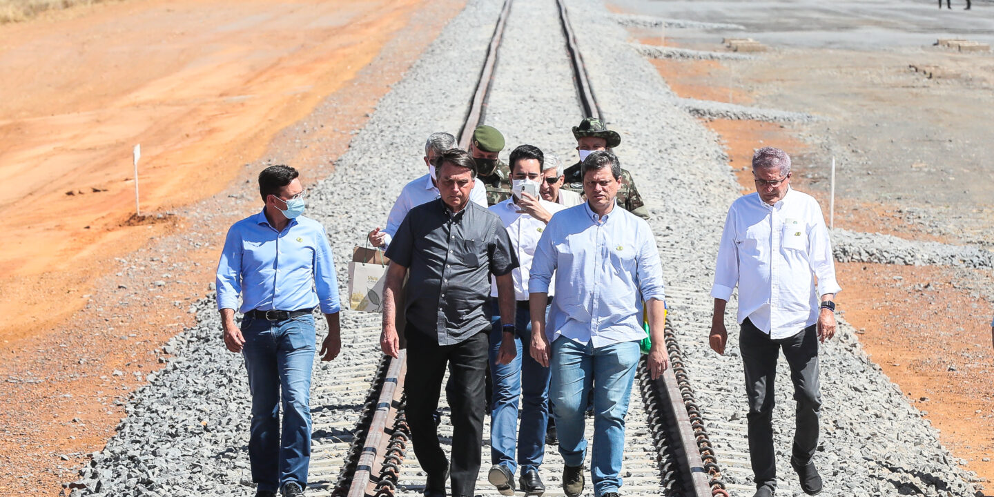El presidente de Brasil, Bolsonaro camina por las vías Ferrocarril de Integración Oeste-Este (FIOL) juntos a otros hombres