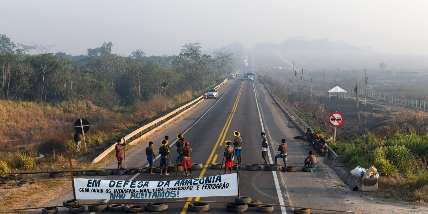 protesta por el avance de los ferrocarriles en la amazonia brasileña