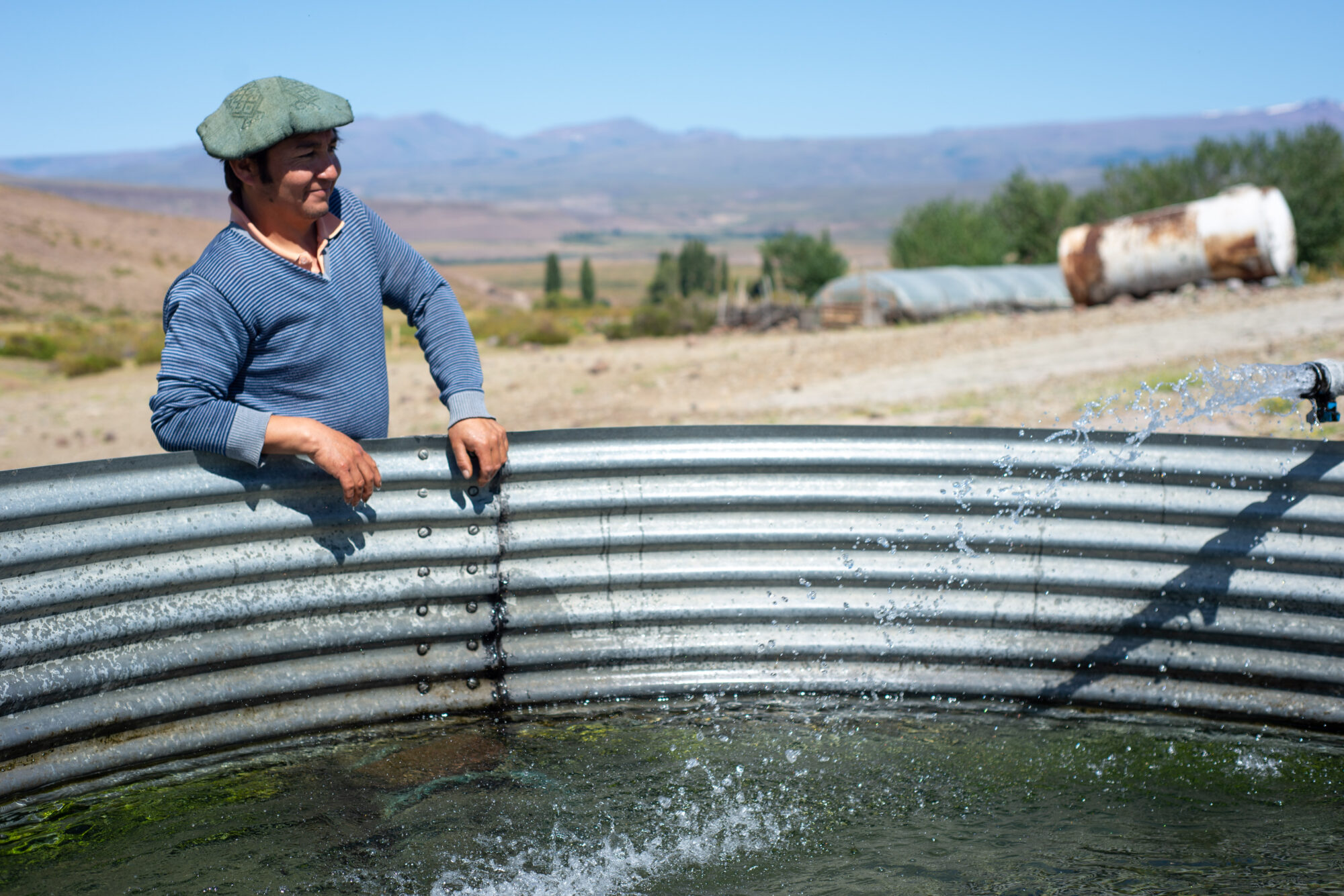 <p>Joaquín Jara, membro da comunidade Mapuche Mallao Morales, na província argentina de Neuquén. O uso eficiente da água e descontaminação são dois dos pontos-chave do projeto Resilientes (Imagem: Paula Aguilera &#8211; INTA)</p>