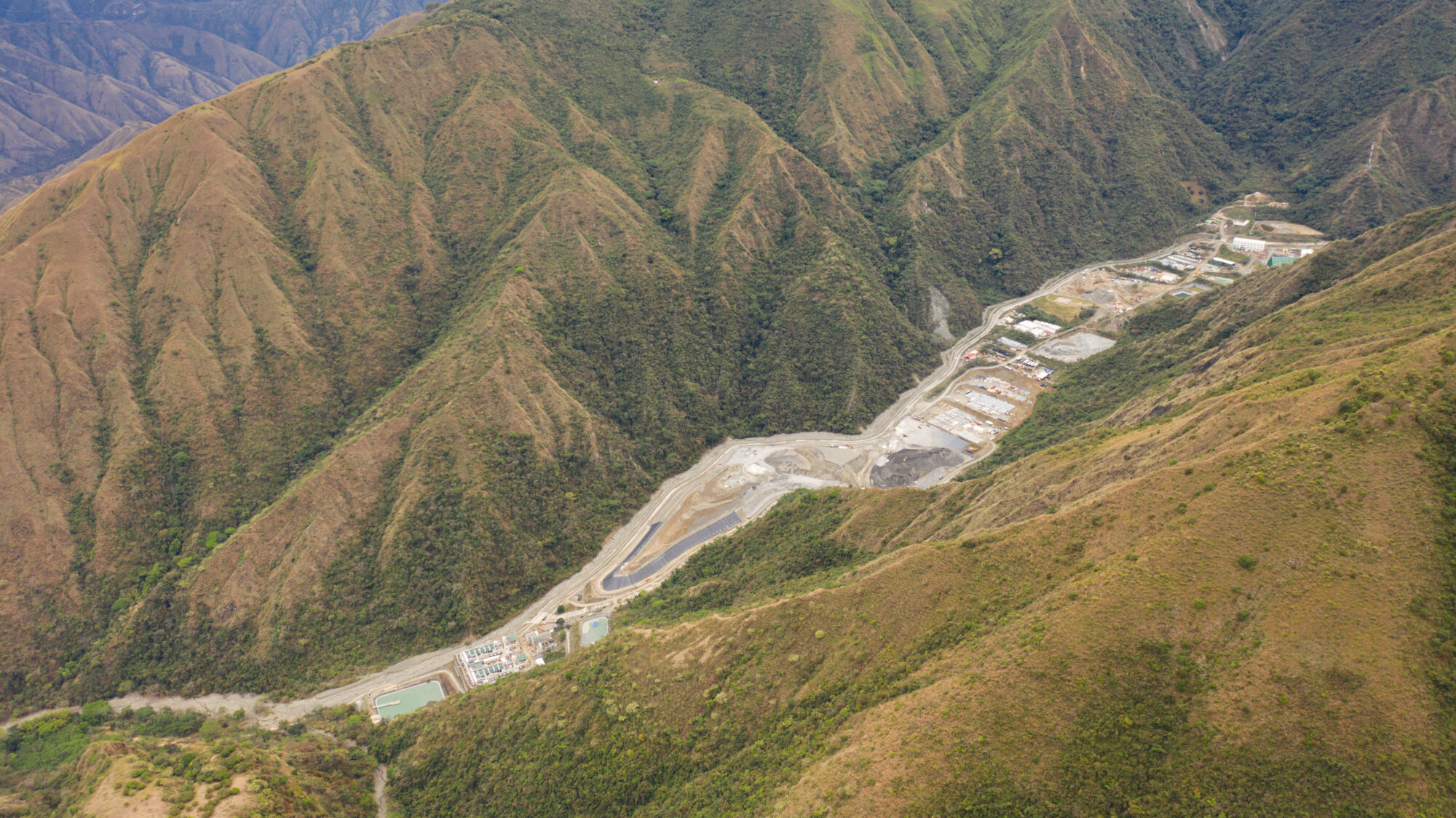 Instalação de mineração no meio das montanhas