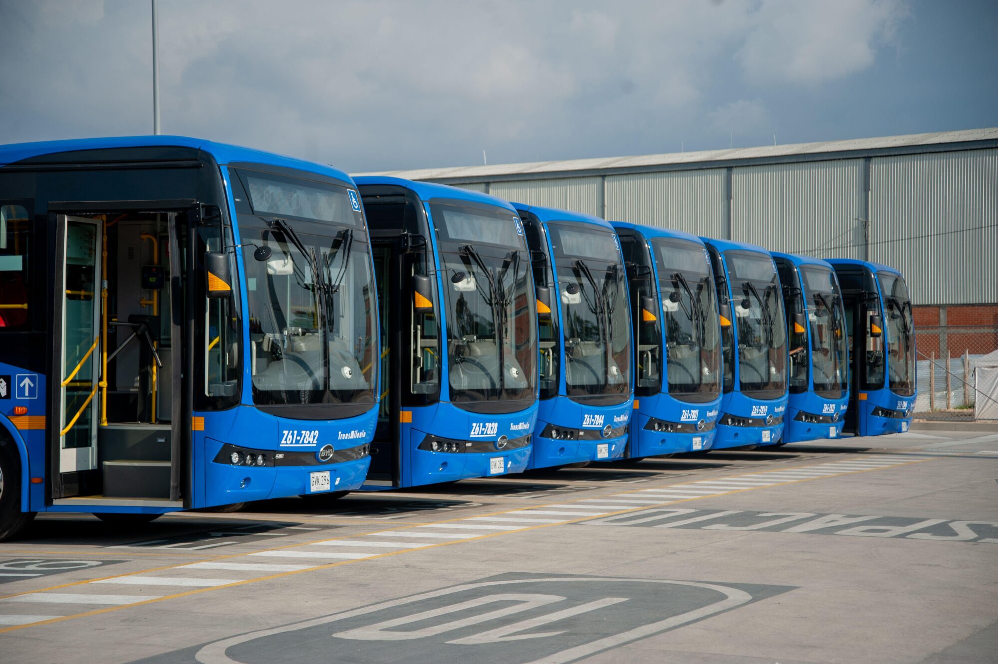 <p>Ônibus elétricos da frota de transporte público de Bogotá, fabricados pela empresa chinesa BYD. Cerca de 90% dos ônibus e caminhões elétricos na Colômbia são fabricados na China (Imagem: Chepa Beltran / Alamy)</p>