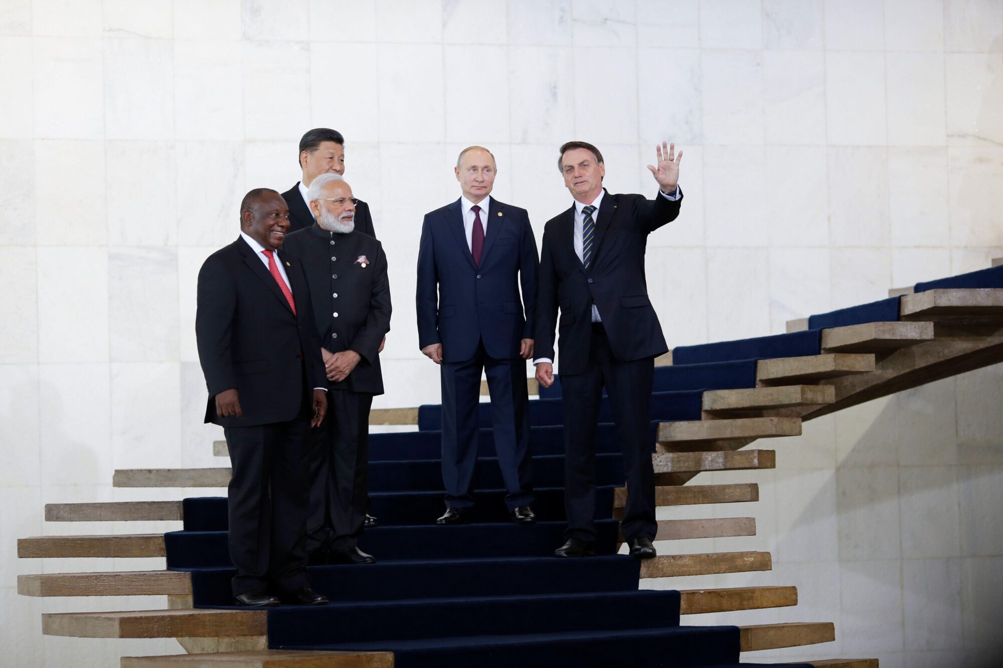 O presidente da África do Sul, Cyril Ramaphosa, o primeiro-ministro da Índia, Narendra Modi, o presidente da China, Xi Jinping, o presidente da Rússia, Vladimir Putin, e o presidente do Brasil, Jair Bolsonaro, em uma escadaria.