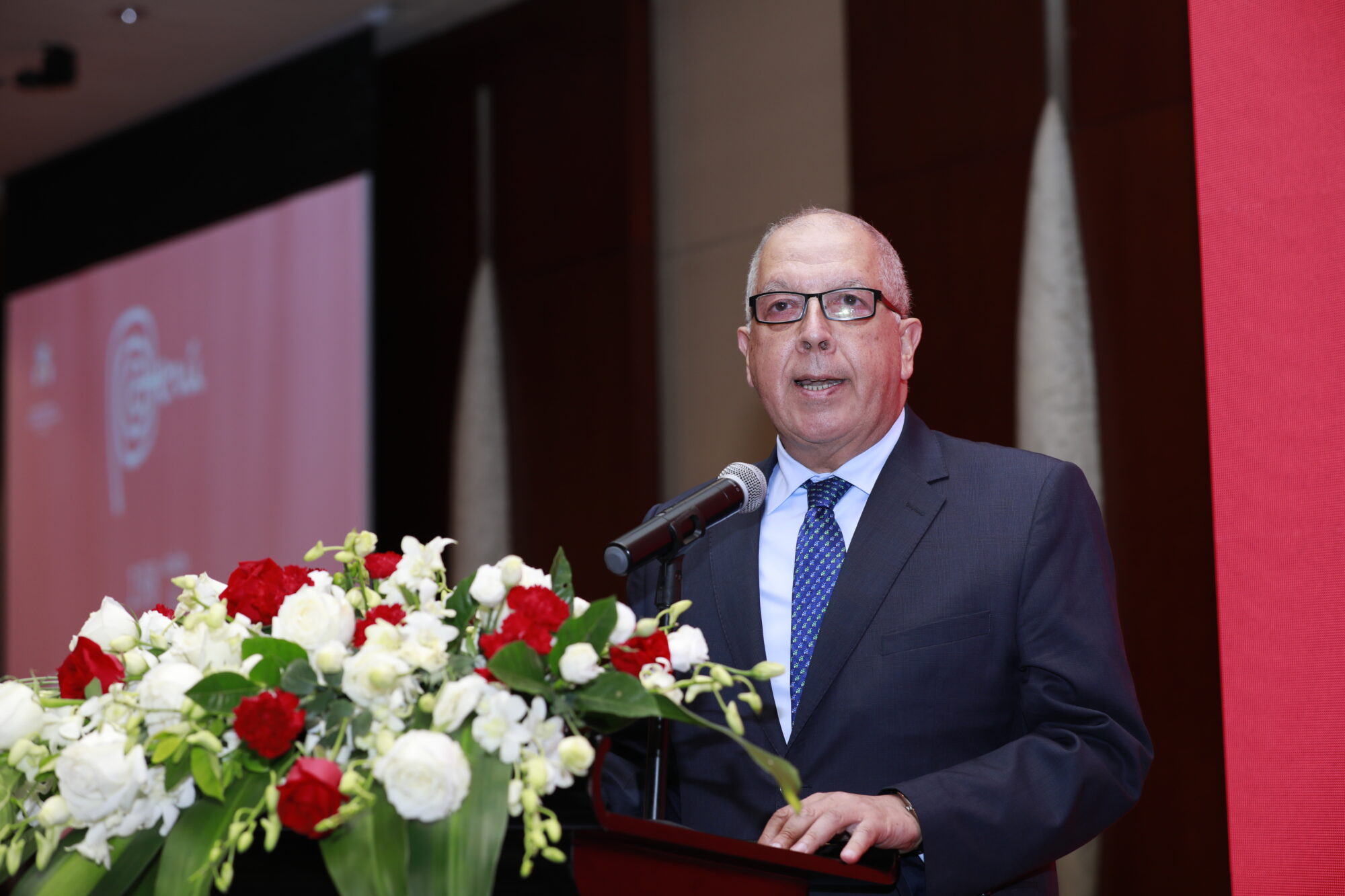 luis quesada, Peru's ambassador to China, speaking in front of a microphone.