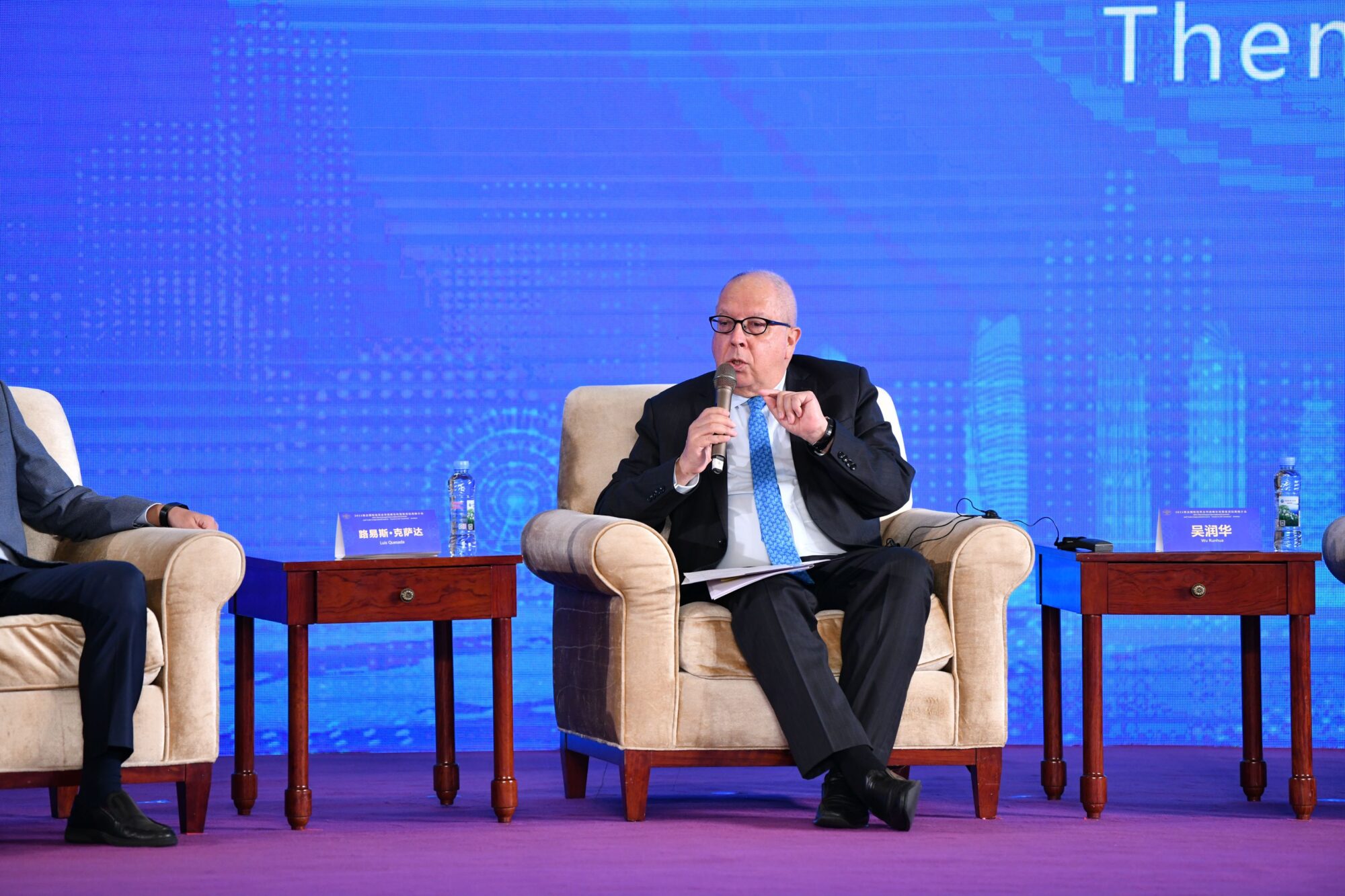 Luis Quesada, embaixador do Peru na China, em uma conferência