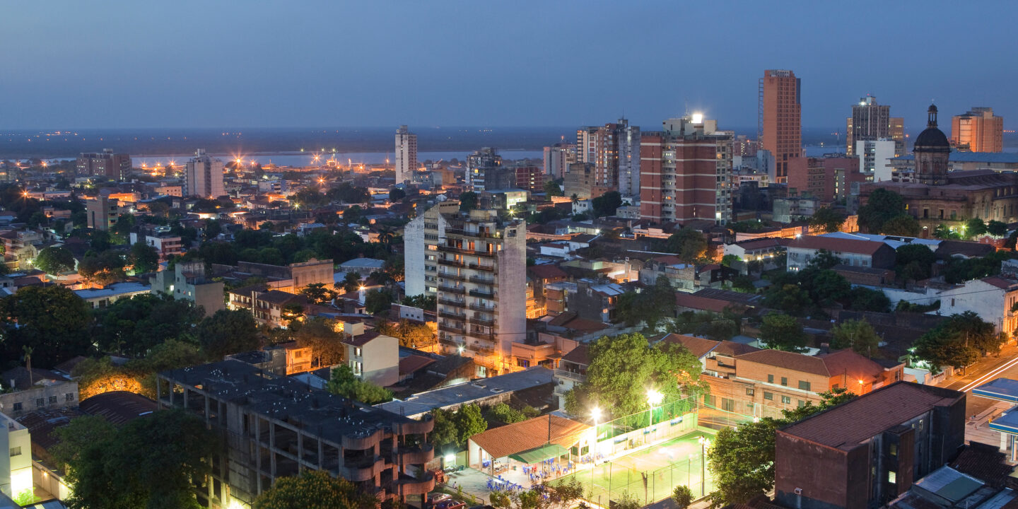 <p>La capital de Paraguay, Asunción, de noche. El país genera suficiente electricidad  para cubrir la demanda interna a través de tres represas hidroeléctricas, pero varios factores contribuyen a los problemas para garantizar el suministro (Imagen: Guido Schiefer / Alamy)</p>