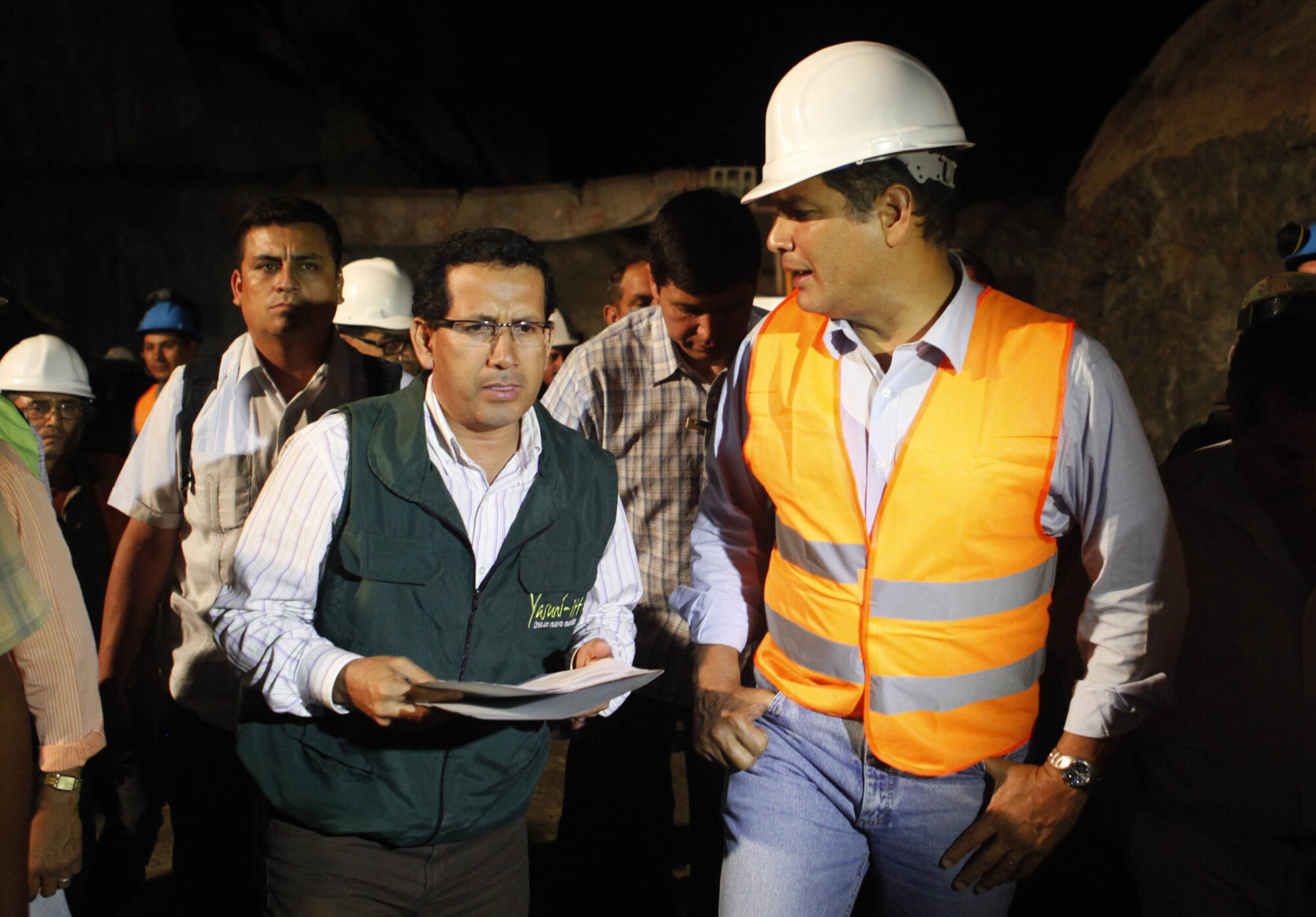 Rafael Correa tours the Toachi Piláton hydroelectric plant construction site
