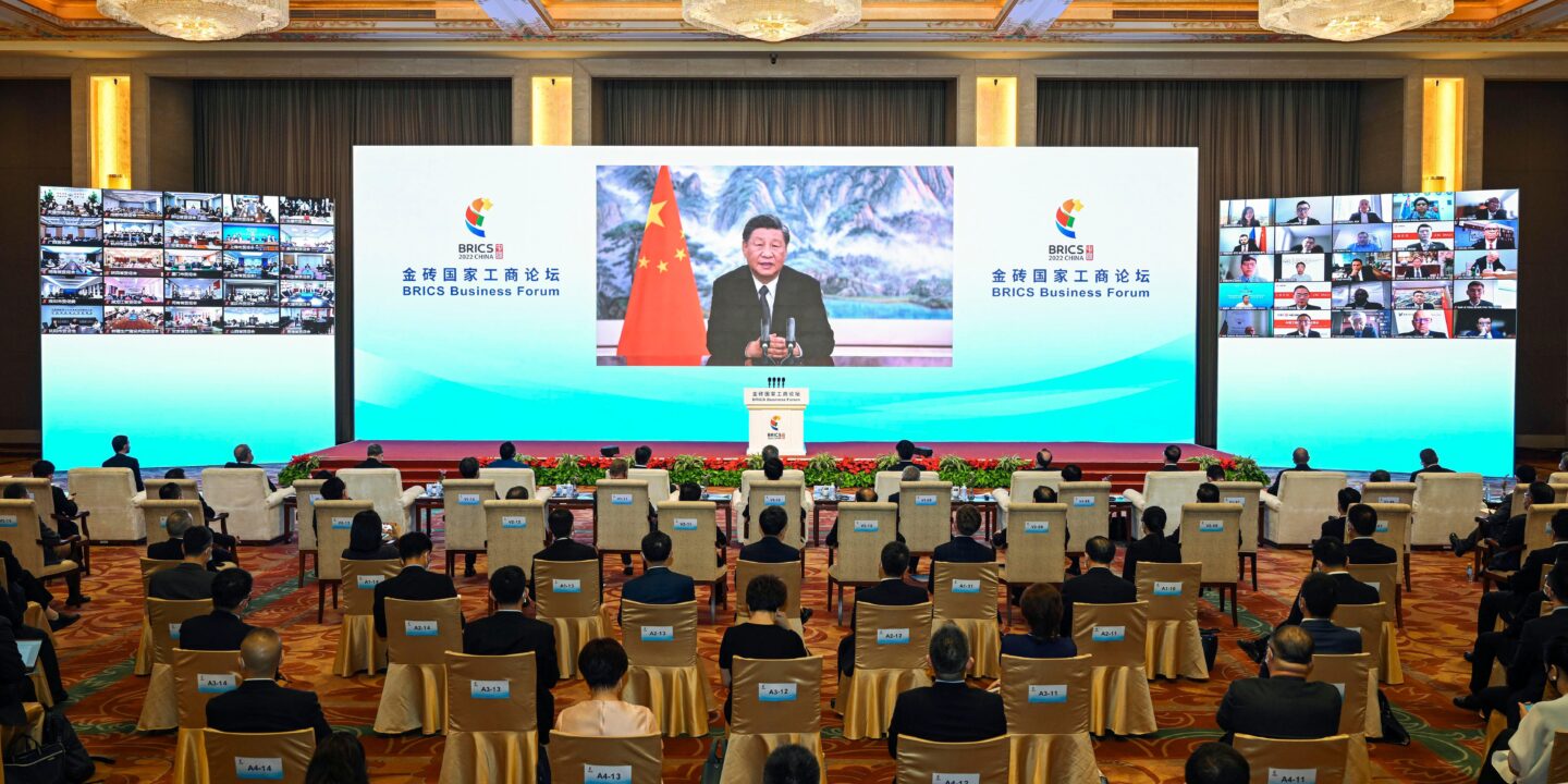 <p>El presidente de China, Xi Jinping, pronuncia el discurso inaugural del Foro Empresarial de los BRICS, celebrado el 22 de junio de 2022. China es el país anfitrión de la Cumbre de Líderes del bloque este año. (Imagen: Yin Bogu/Xinhua/Alamy)</p>