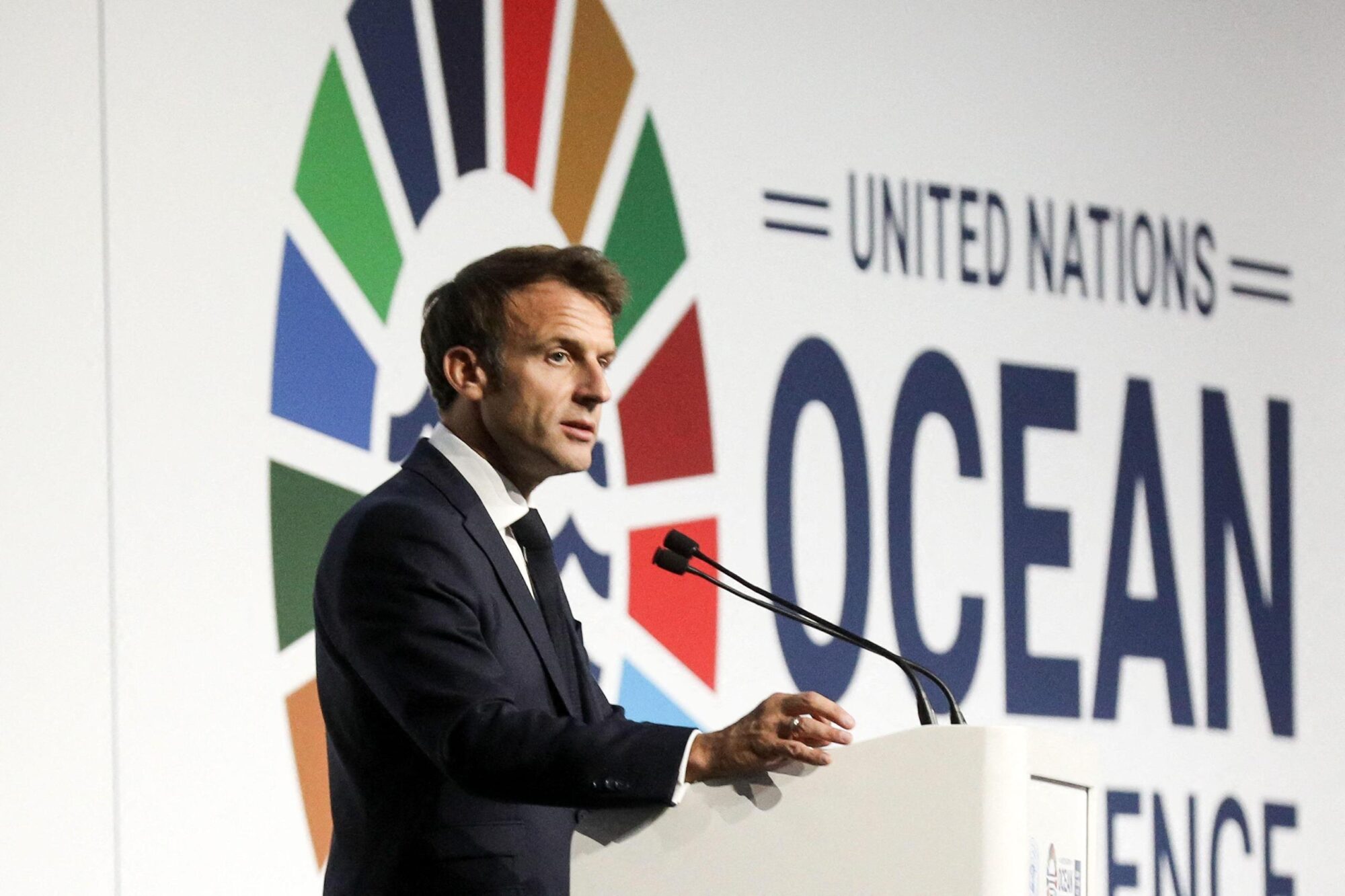 Emmanuel Macron na Conferência dos Oceanos da ONU, diante de um microfone