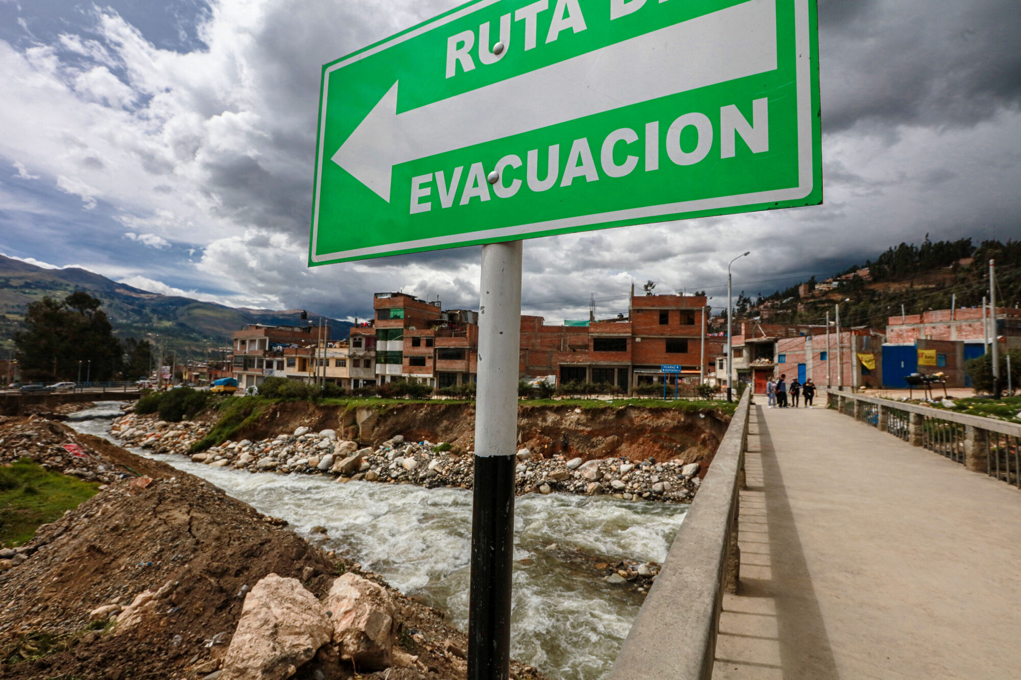 uma placa dizendo "rota de evacuação". 