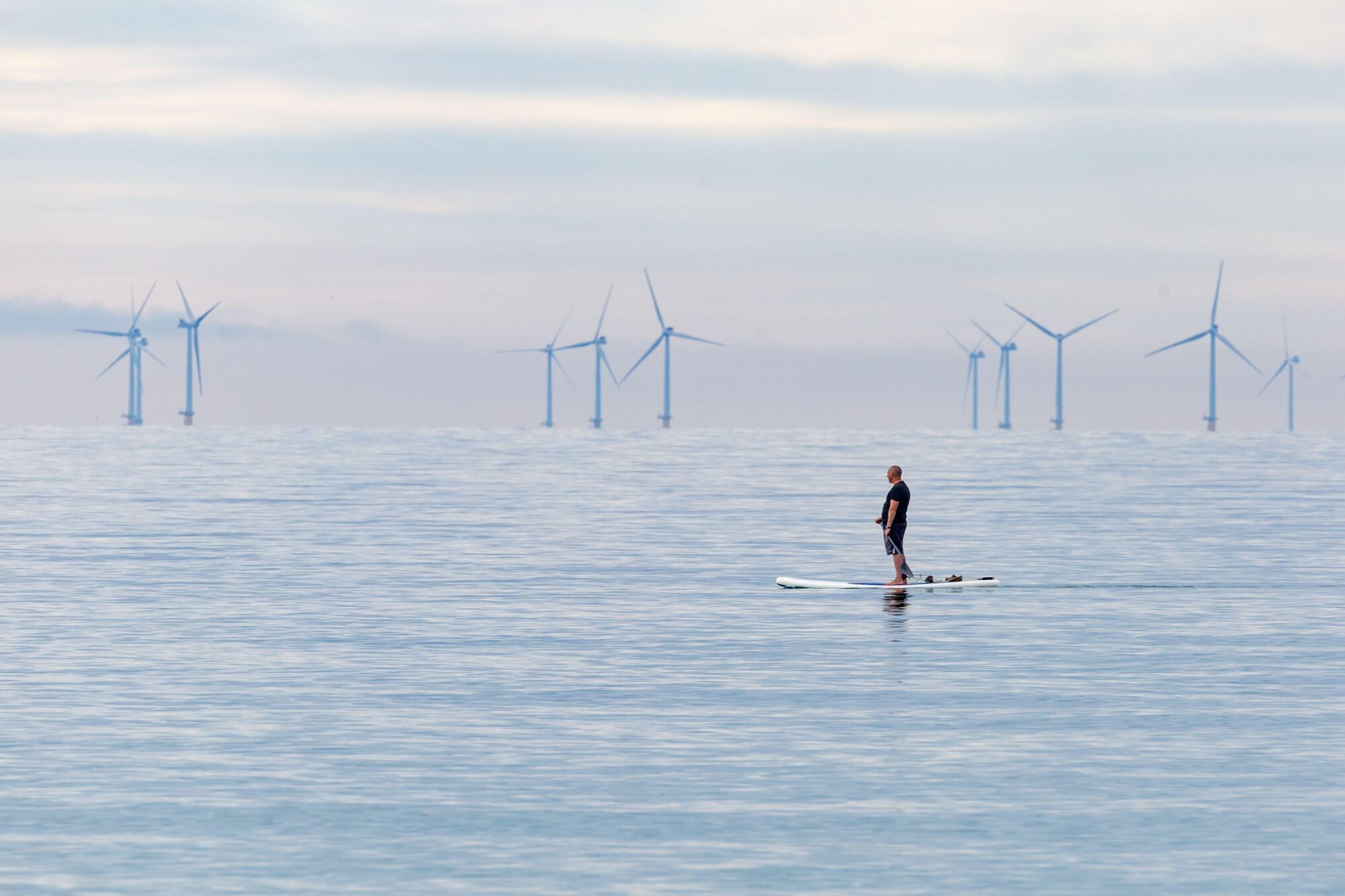 <p>Un parque eólico marino frente a la costa de West Sussex, en Reino Unido. Los países europeos y China están a la cabeza de la energía eólica marina, y aunque América Latina no tiene actualmente ninguna capacidad instalada, hay iniciativas en marcha (Imagen: Ian Stewart / Alamy)</p>