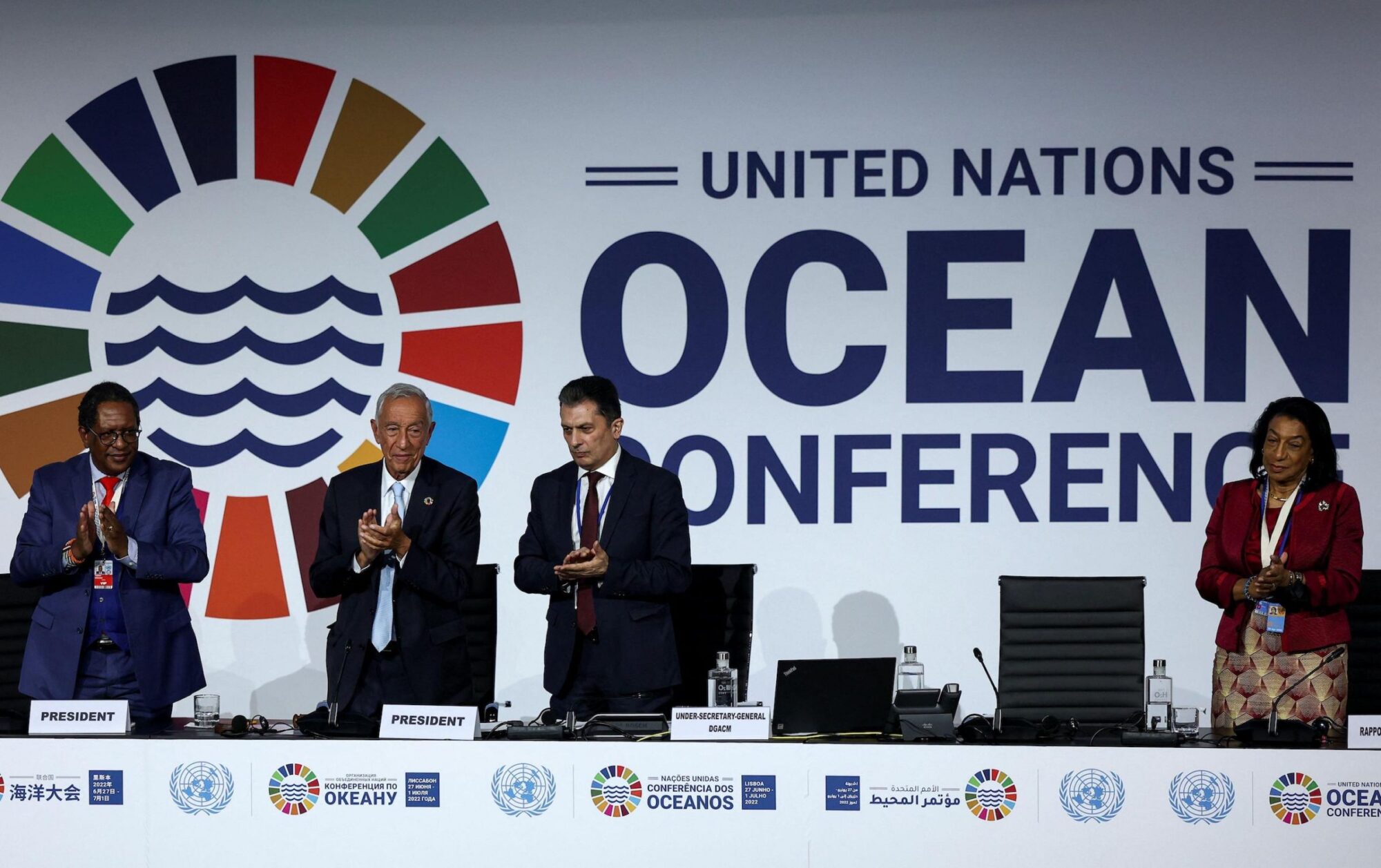 <p>O secretário de gabinete do Ministério do Meio Ambiente e Florestas do Quênia, Keriako Tobiko (esquerda) e o presidente de Portugal, Marcelo Rebelo de Sousa (segundo a partir da esquerda), participam do encerramento da Conferência dos Oceanos da ONU de 2022 (Imagem: Rodrigo Antunes/ Alamy)</p>