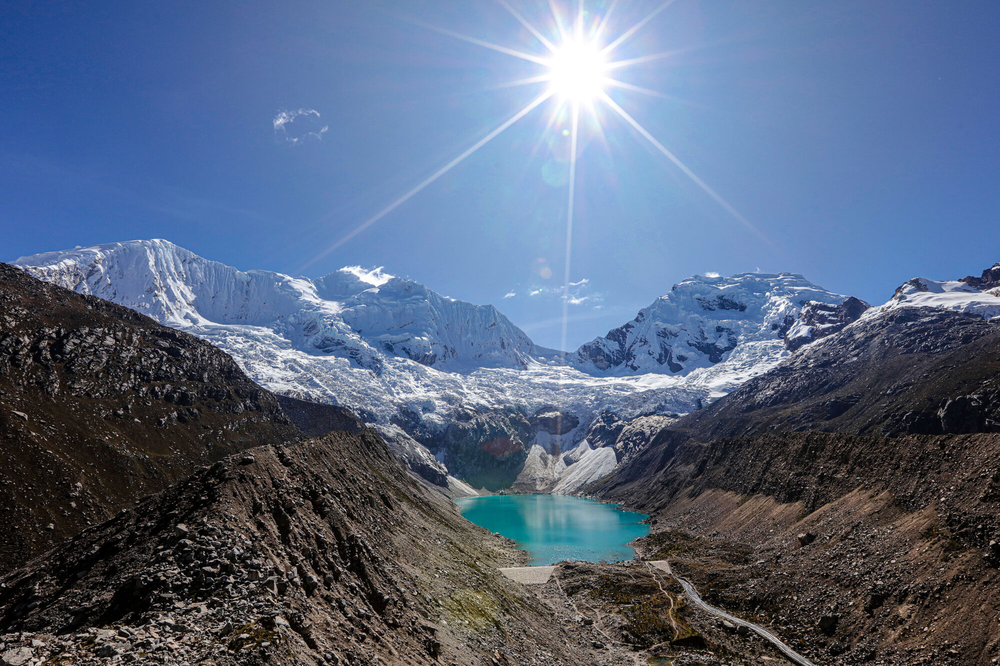<p>O lago Palcacocha, localizado na Cordilheira Blanca nos Andes peruanos, está 34 vezes maior do que há quatro décadas devido ao derretimento das geleiras (Imagem: Walter Huipu / Germanwatch)</p>