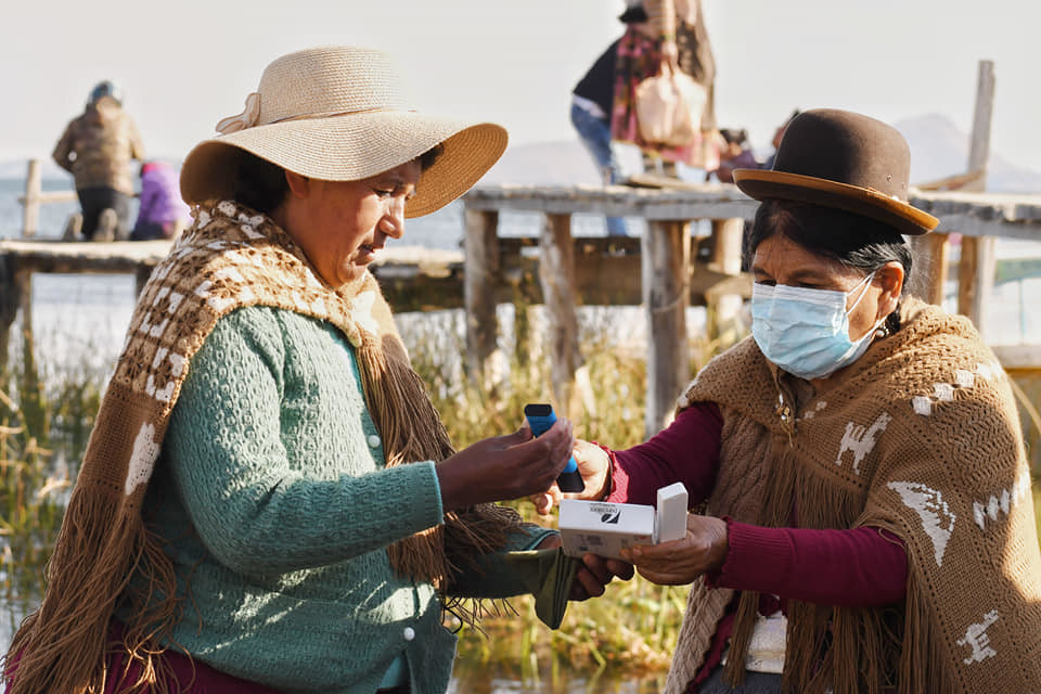 <p>Indigenous community leaders carry out water monitoring on the shores of Lake Titicaca. In recent years, there have been mass die-offs of species in the lake, linked to increasing pollution (Image: Mujeres Unidas en Defensa del Agua)</p>