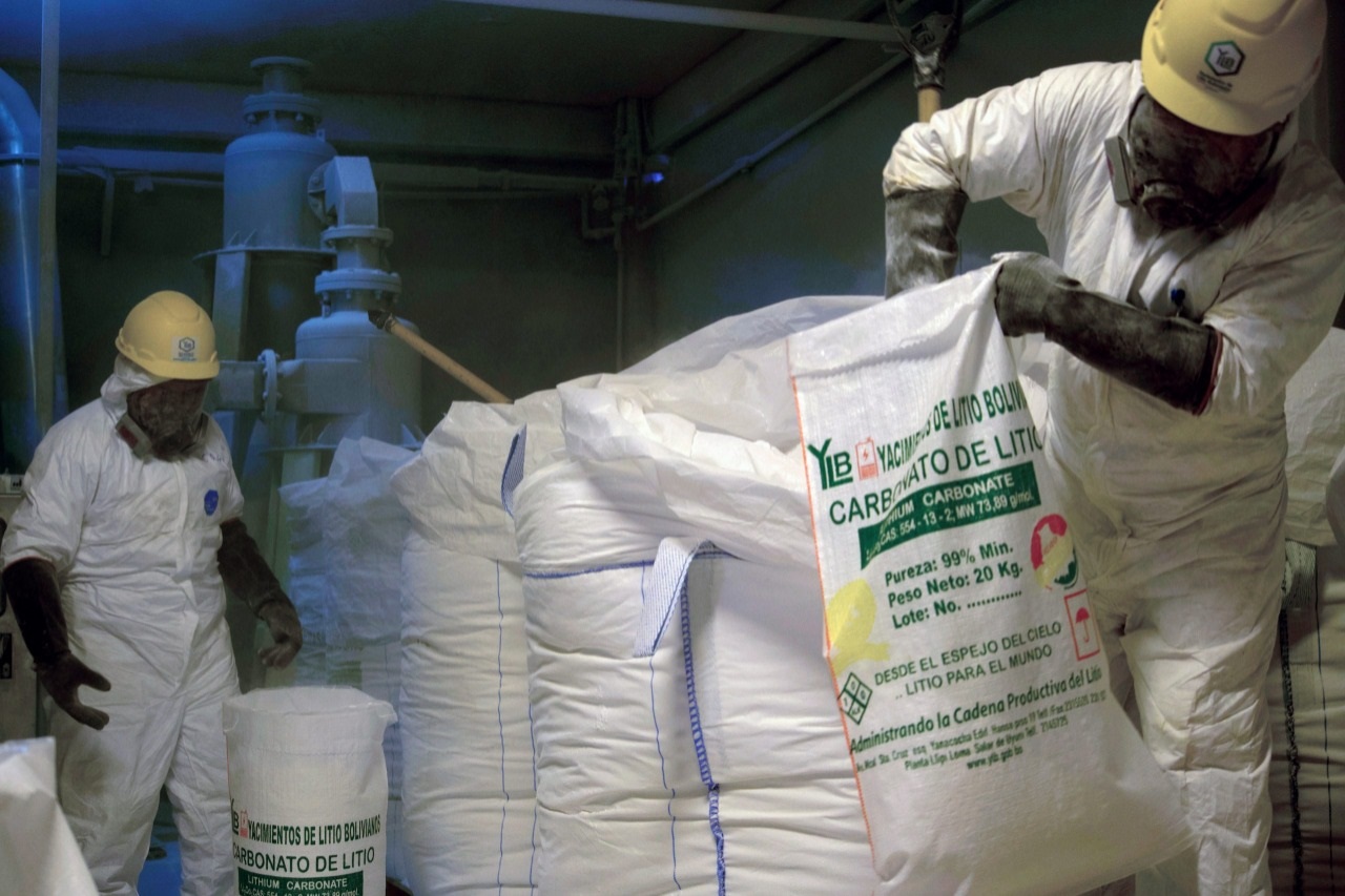 Trabalhadores enchem sacos com carbonato de lítio na Bolívia