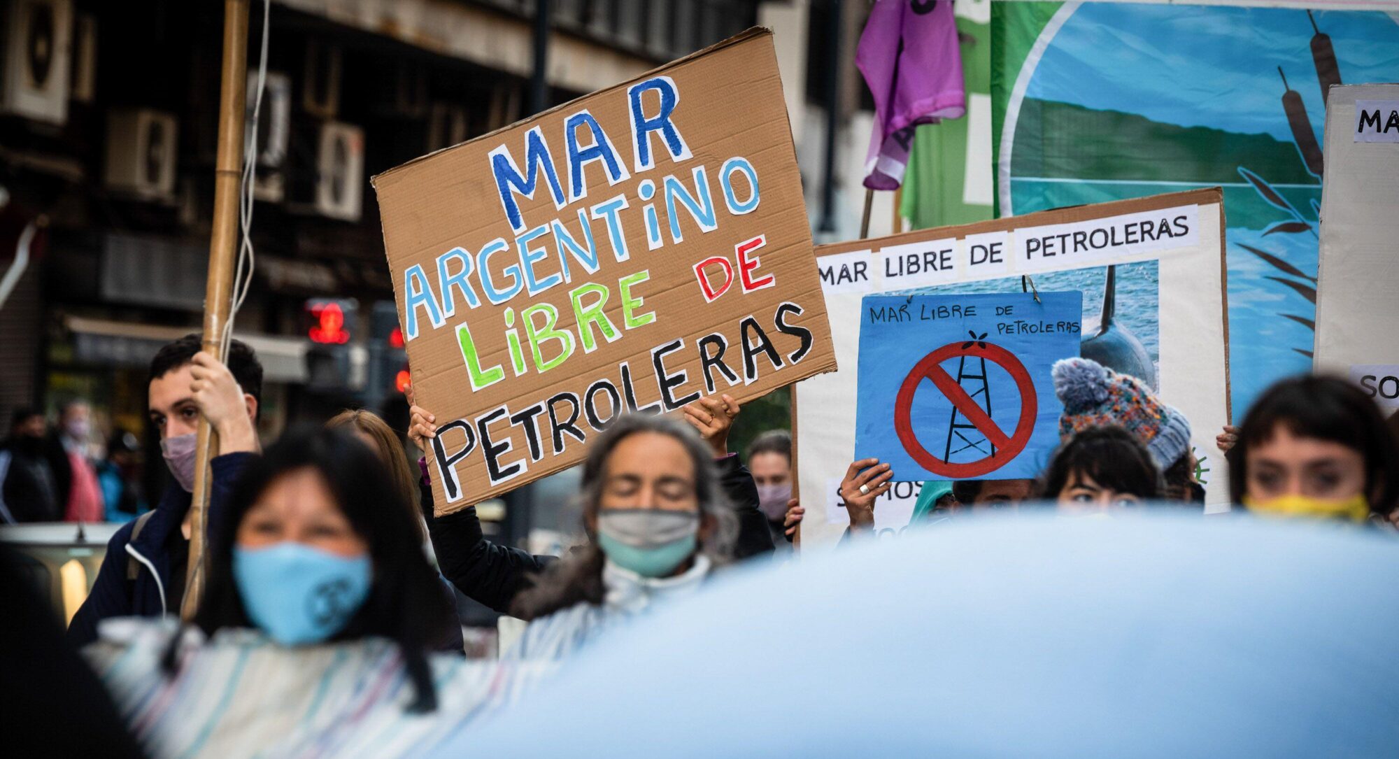 <p>Manifestantes sostienen pancartas pidiendo un &#8220;Mar Argentino libre de petroleras&#8221;, en una marcha en Buenos Aires, en julio de 2021. El gobierno argentino ha adjudicado en los últimos años licitaciones a 13 empresas para la exploración de petróleo en aguas del país (Imagen: ZUMA Press / Alamy)</p>
