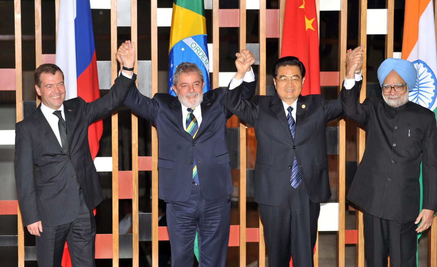 el presidente Dmitri Medvedev (Rusia), Lula (Brasil), Hu Jintao (China) y el primer ministro de la India, Manmohan Singh, tomados de las manos