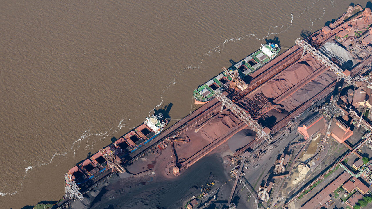<p>Buques cargueros en San Nicolás de los Arroyos, importante parada en la hidrovía Paraná-Paraguay (imagen: Alamy)</p>
