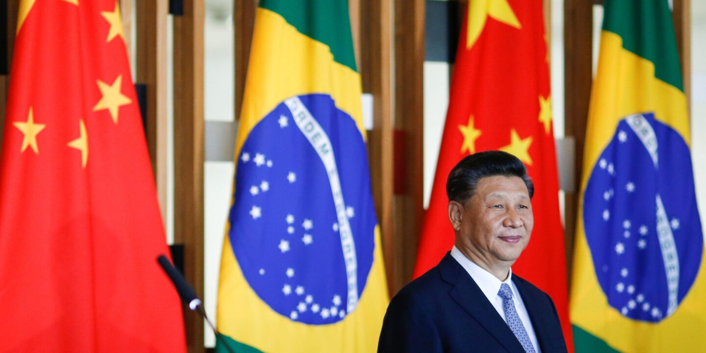 Xi Jinping en un acto frente a la bandera de Brasil