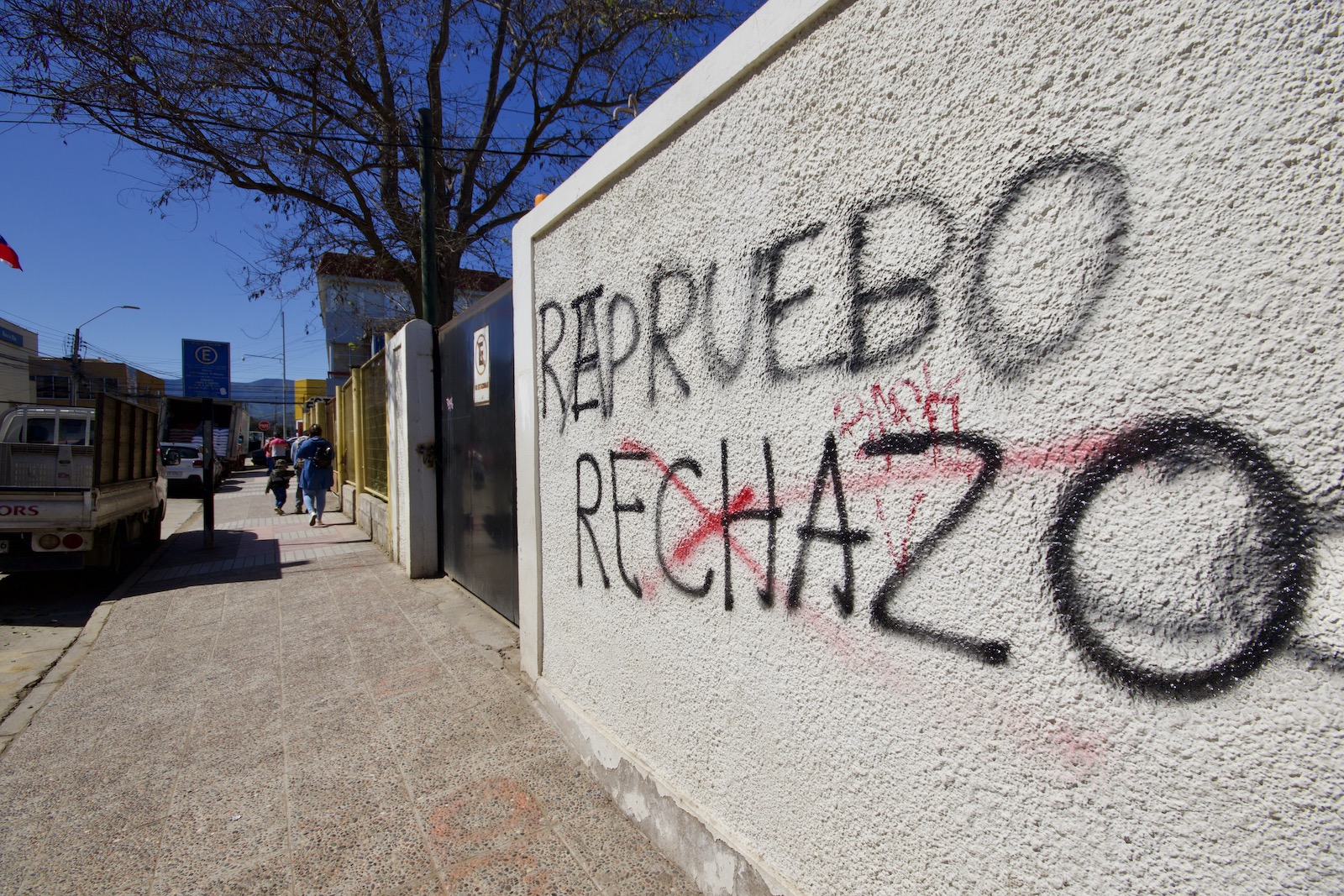 Graffiti with the words aprove and reject in Spanish