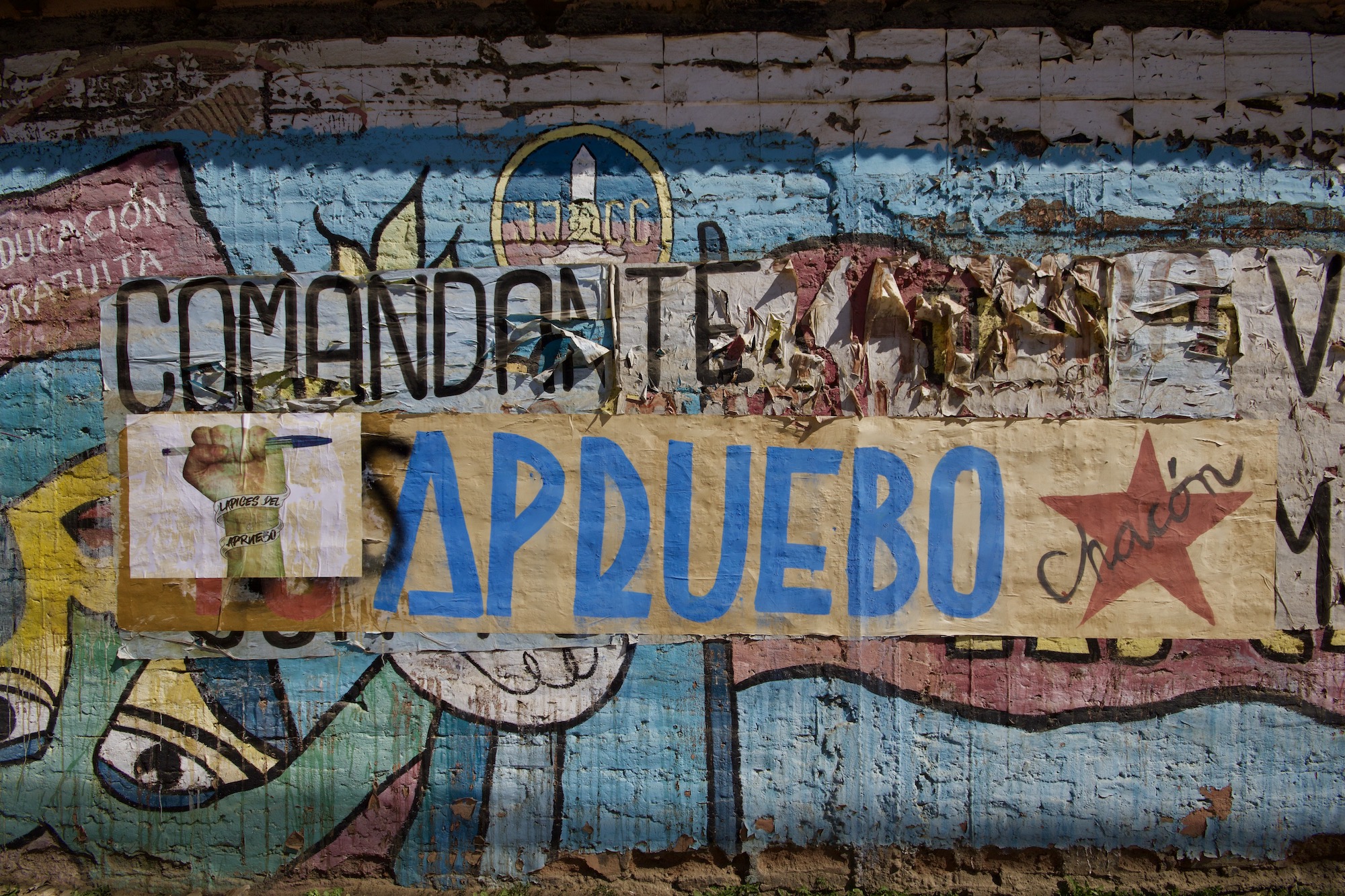Mural that says "apuebo"