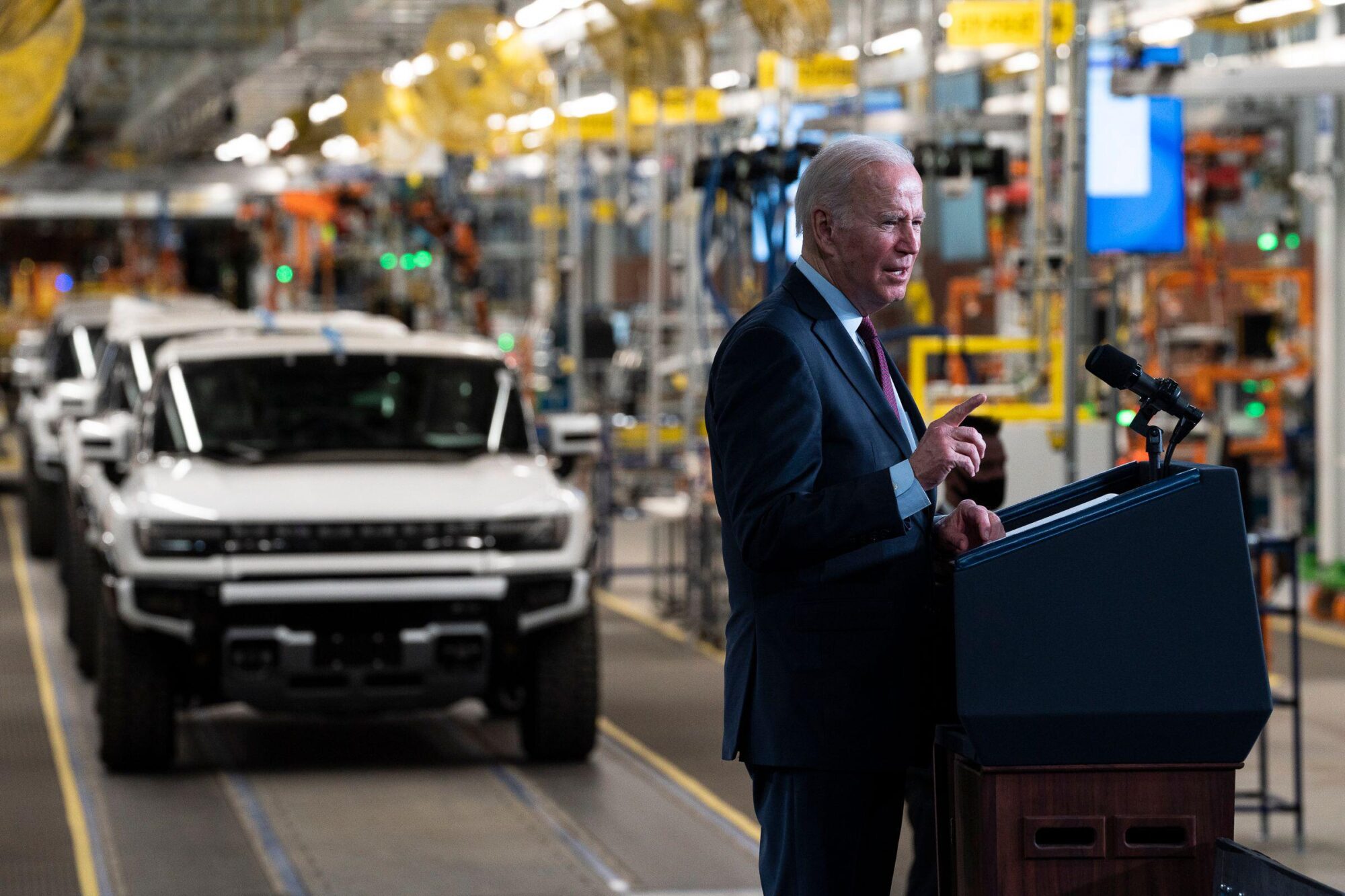 <p>O presidente Joe Biden visita uma fábrica de veículos elétricos em Detroit, em novembro de 2021. A Lei de Redução da Inflação de seu governo, aprovada em agosto de 2022, busca estimular o crescimento de tecnologias de energia limpa nos EUA, o que significa maior demanda por minerais vitais (Imagem: ZUMA Press / Alamy)</p> <div id="gtx-trans" style="position: absolute; left: 698px; top: -13.7812px;"> <div class="gtx-trans-icon"></div> </div>