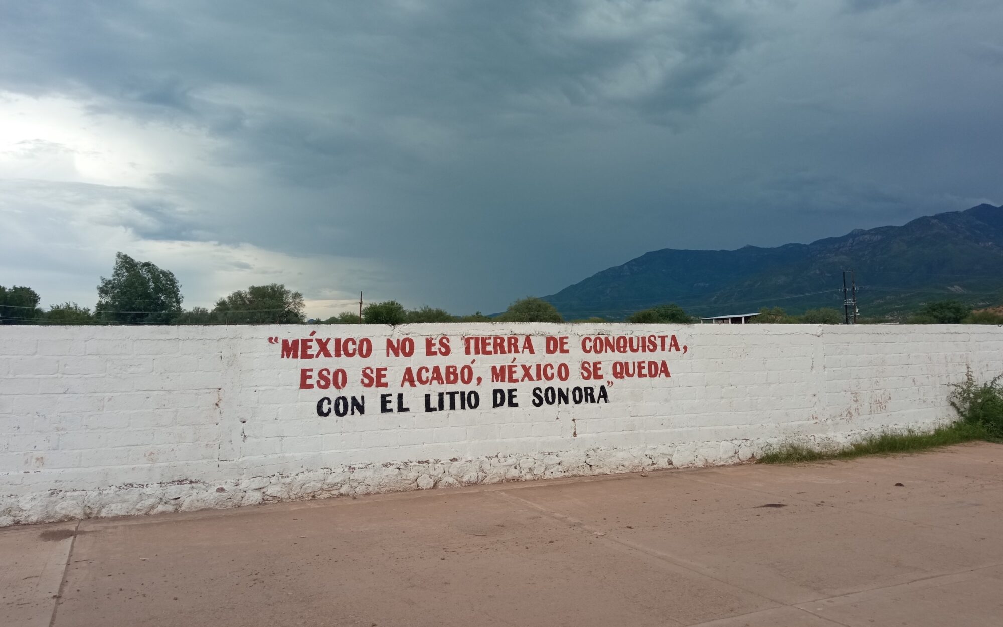 A wall with the message "Mexico is not a conquered land, that's over, Mexico keeps Sonora's lithium" in Spanish