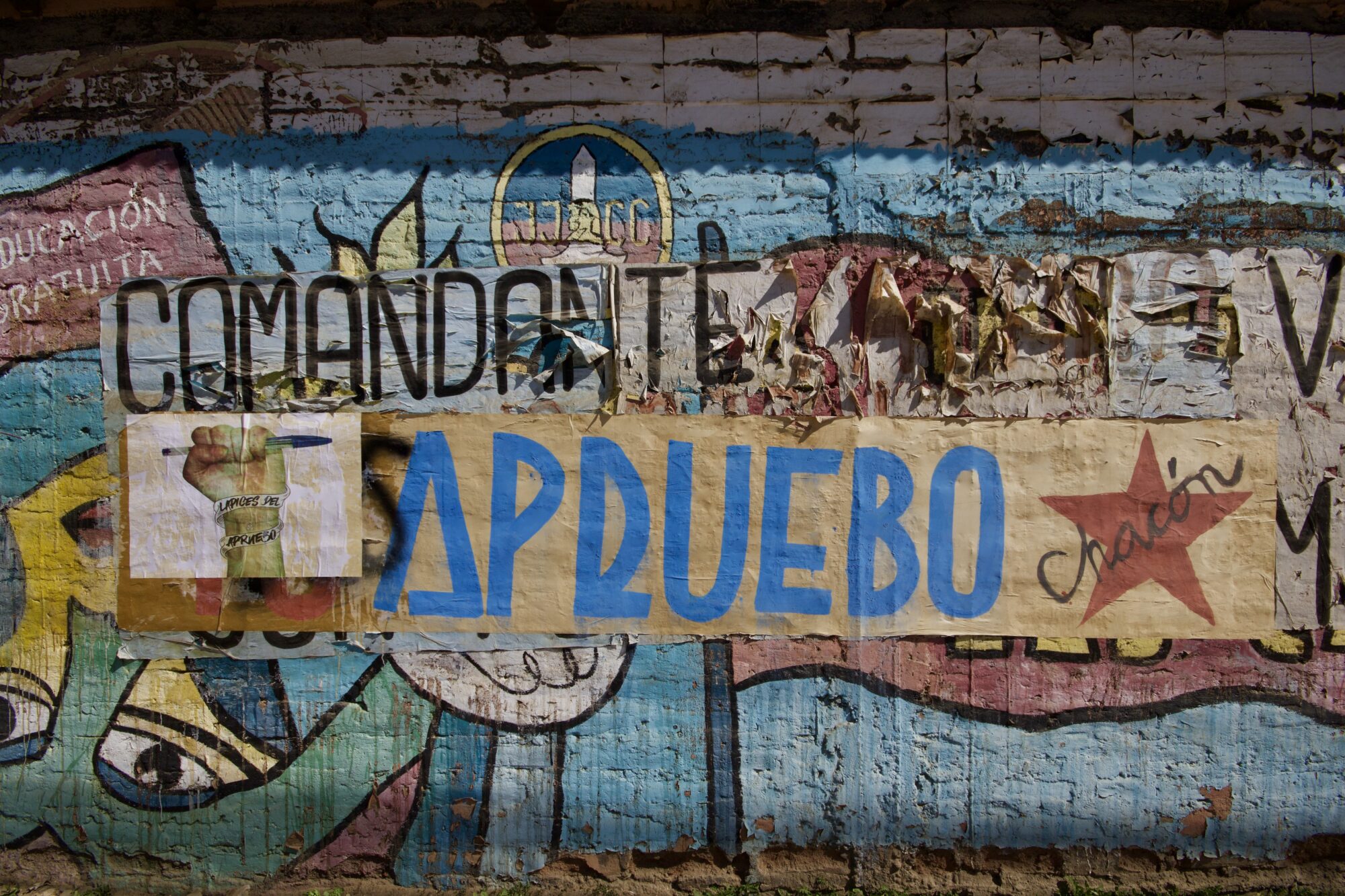 <p>Mural en La Ligua, provincia de Petorca, con un mensaje a favor de la aprobación de la nueva Constitución de Chile. La región es una de las más afectadas por la sequía, pero, al igual que en la mayoría del país, ganó el rechazo (Imagen: Elena Basso / Diálogo Chino)</p>