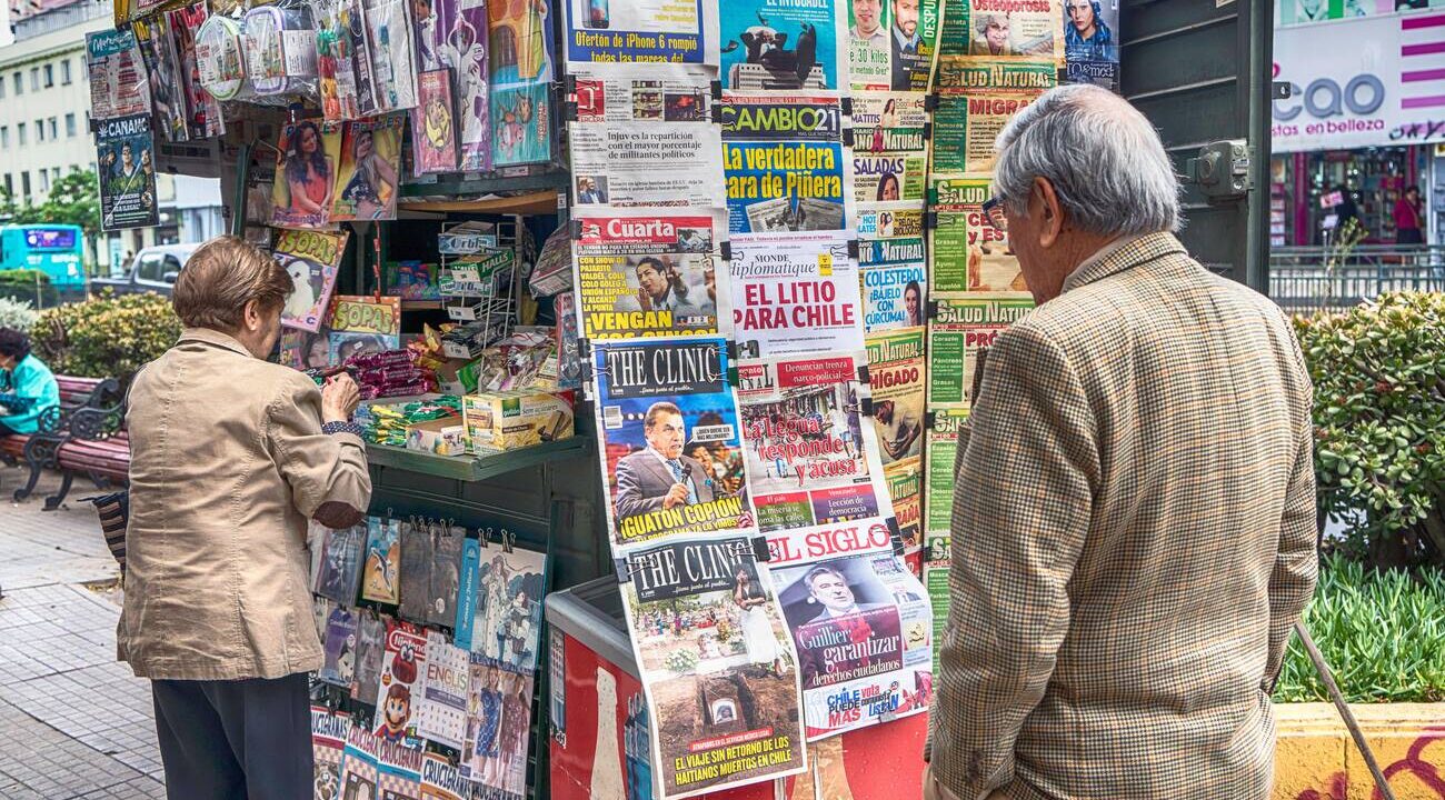 <p>A newspaper stand in Santiago, Chile. Latin American media’s coverage of the energy transition has been found to have gaps, biases and resource constraints (Image: Jose Giribas / Süddeutsche Zeitung Photo / Alamy)</p>