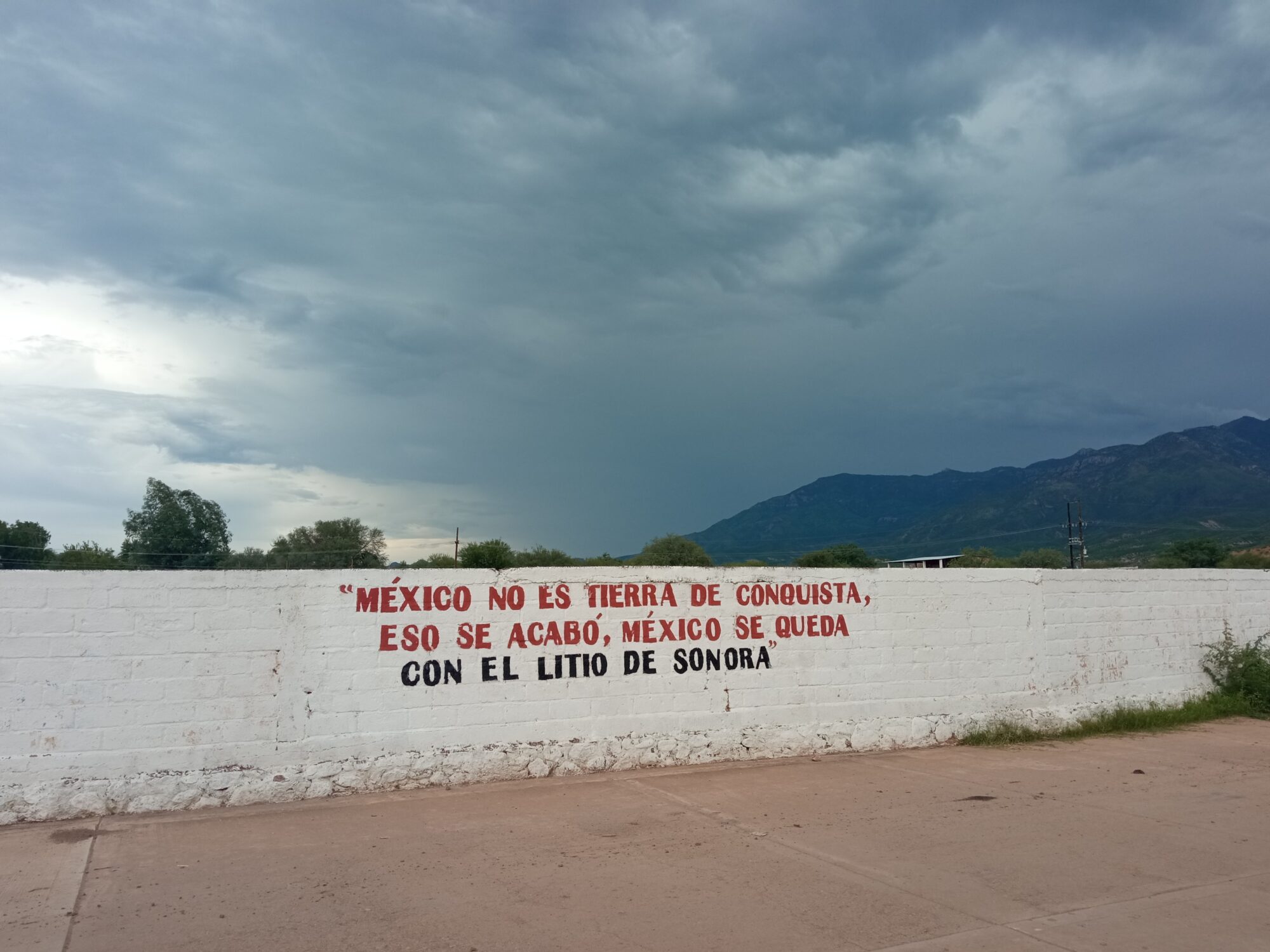 Um muro com a mensagem "O México não é uma terra conquistada, isso acabou, o México mantém o lítio de Sonora" em espanhol.