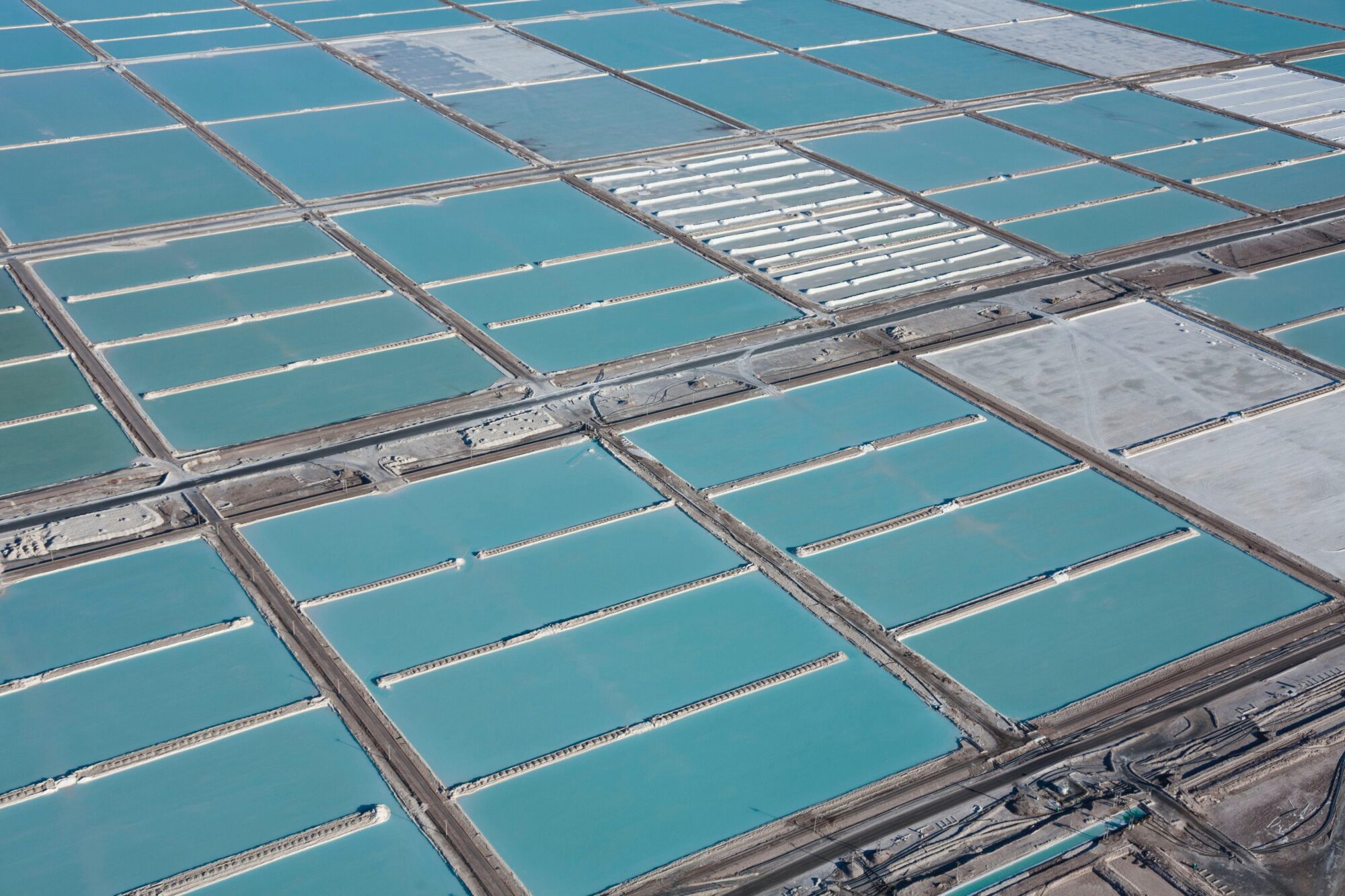 <p>Piletas de evaporación de litio de la empresa SQM en el Salar de Atacama, en Chile. El proceso, movilizado por energía solar, permite elevar el grado de concentración de litio en la salmuera, desde alrededor de un 0,2% inicial a un 6%. (Imagen: Hernis / Alamy)</p>