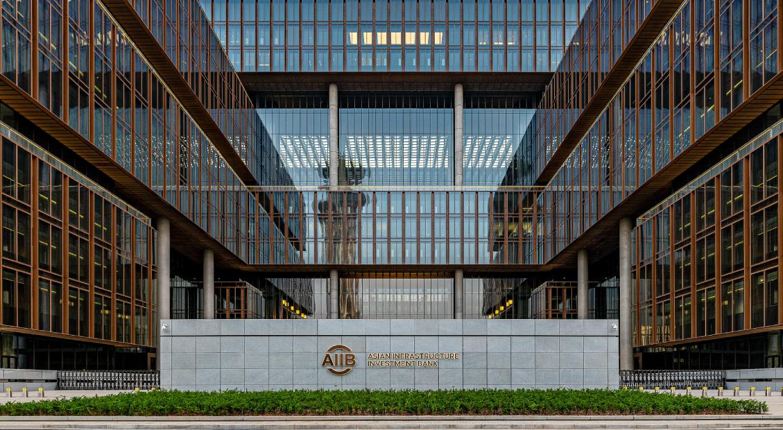 <p>Sede do Banco Asiático de Investimento em Infraestrutura em Beijing. Organizações latino-americanas cobram mais envolvimento do banco antes de sua reunião anual, a ser realizada de 26 a 27 de outubro. (Imagem: AIIB)</p>