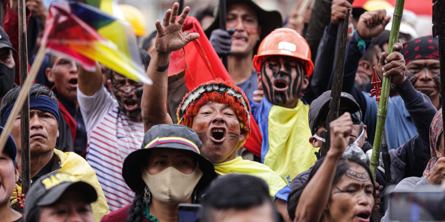 <p>Manifestantes indígenas en Quito, Ecuador, en junio. El país vivió semanas de manifestaciones contra el aumento de los precios de los combustibles y los alimentos, la exclusión indígena y las políticas extractivas del gobierno. (Imagen: Joaquín Montenegro Humanante / dpa / Alamy)</p>