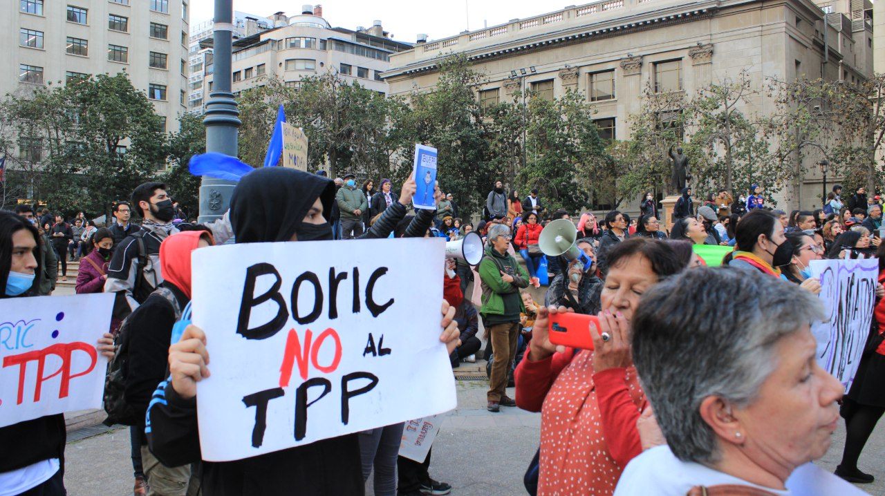 <p>&#8220;Boric no al TPP&#8221;, se lee en una pancarta en una manifestación en contra del TPP11 frente al Palacio de La Moneda en Santiago de Chile. <span style="font-weight: 400;">El avance del acuerdo comercial ocurre a pesar de la resistencia de movimientos sociales y hasta del mismo presidente. (Imagen: Vicente Montoya / Tomate Rojo) </span></p>