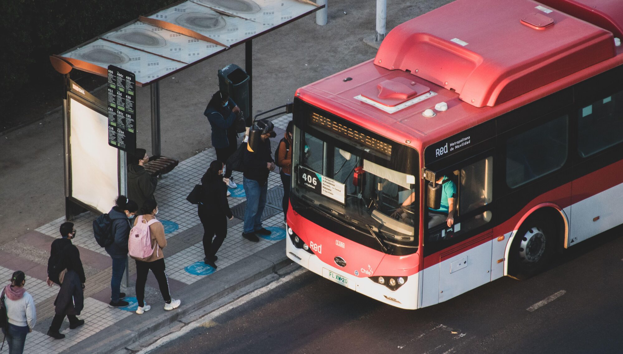 <p>Ônibus elétrico trafega por Santiago do Chile. América Latina avança em mobilidade elétrica, embora com desigualdades na região (Imagem: Benjamin Lecaros / Alamy)</p>