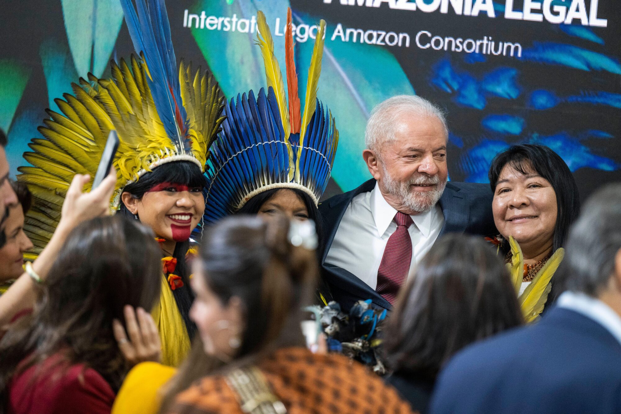 <p>Presidente eleito, Lula, posa com as líderes indígenas Célia Xakriabá (esquerda), Sônia Guajajara e Joenia Wapichana em evento da COP27 no Egito (Imagem: Christophe Gateau / Alamy)</p>