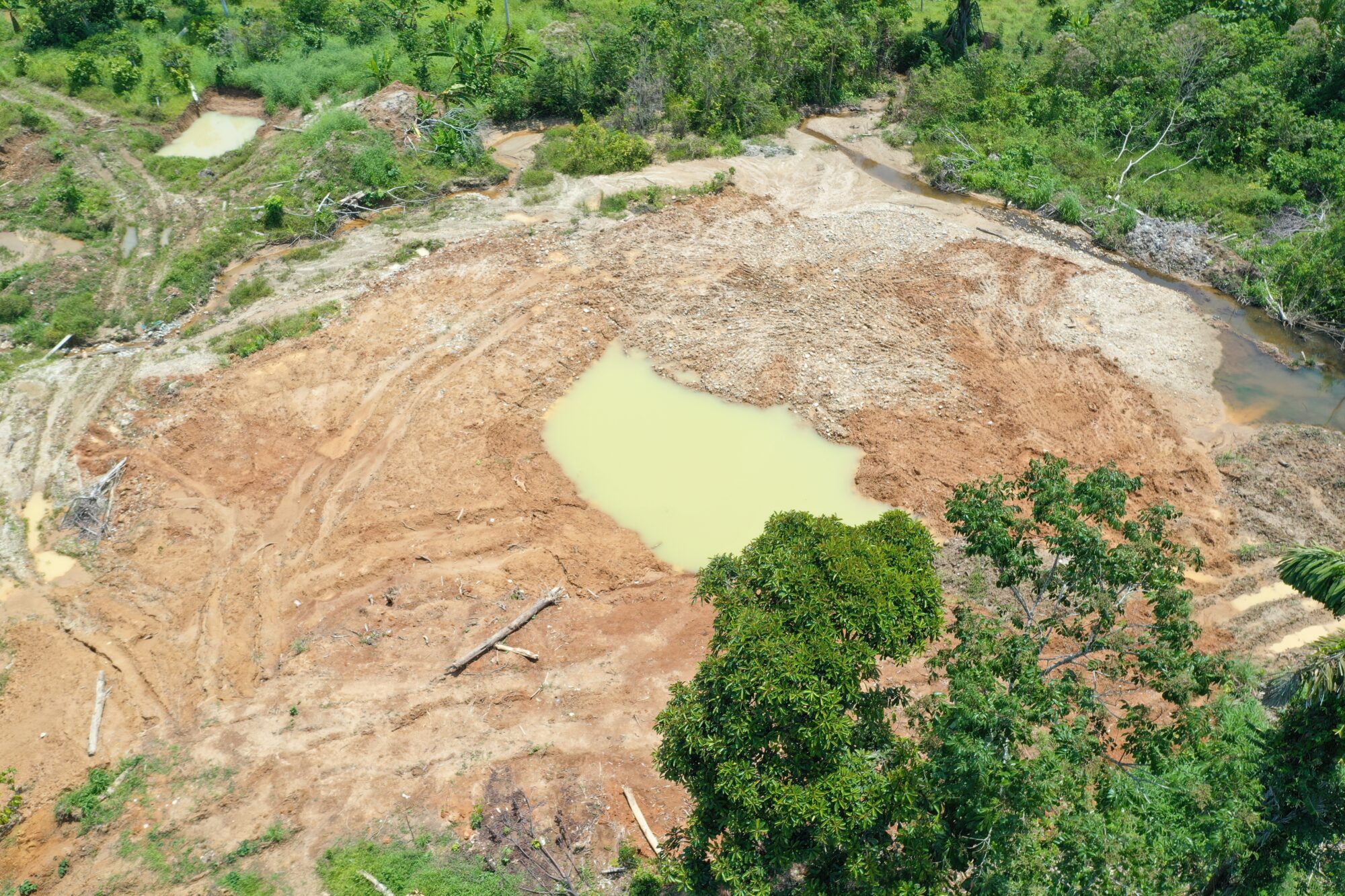 <p>Aguas contaminadas y destrucción en una zona de minería ilegal en Ahuano, provincia de Napo, Ecuador. La actividad ha continuado a pesar de la prohibición temporal de la minería introducida en la provincia a principios de 2022 (Imagen cortesía de Napo Resiste)</p>