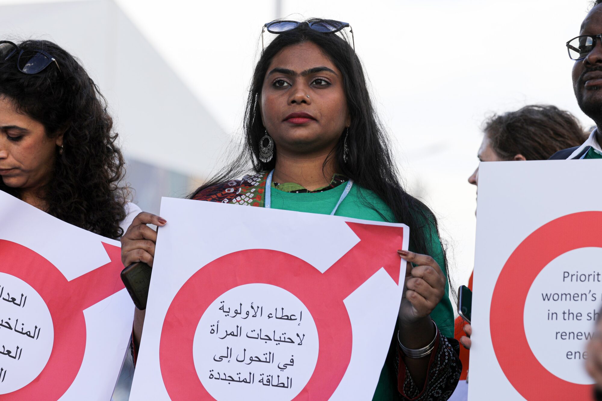 Mujeres se manifiestan en la COP27 pidiendo más acción climática con perspectiva de género