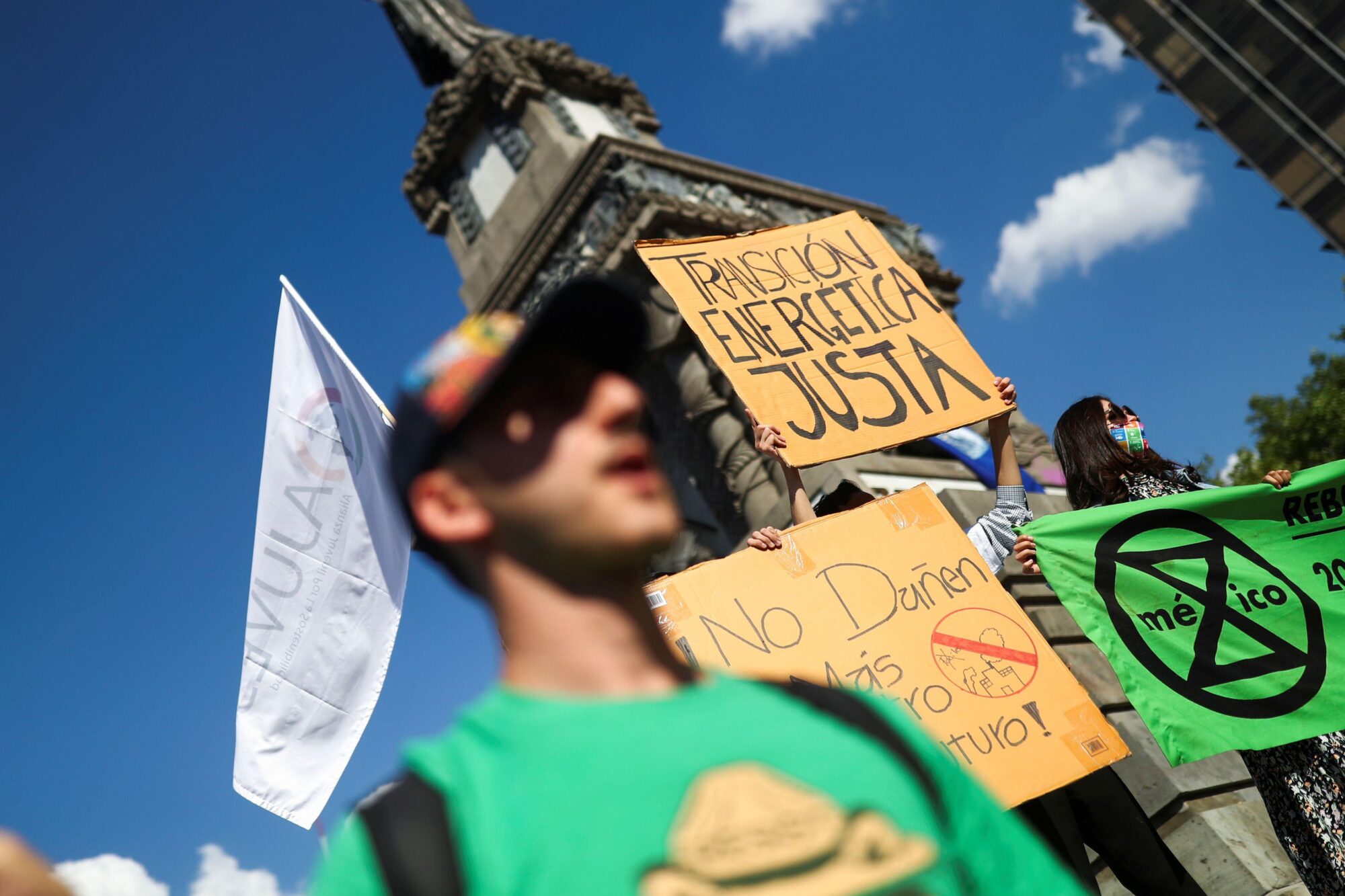 Jovens em um protesto contra o clima, com um cartaz dizendo "Transição de energia justa".