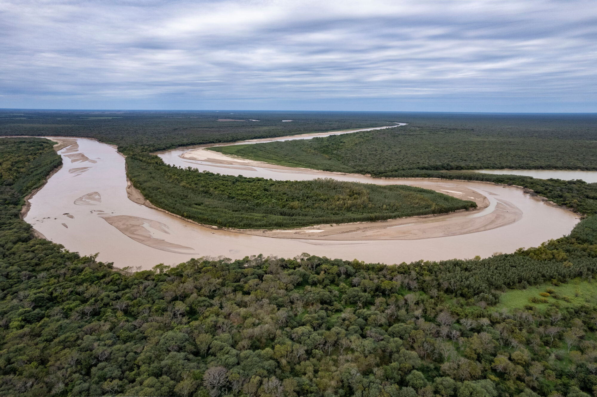 <p>El Río Bermejo en el bioma del Gran Chaco en Argentina. Una nueva propuesta de ordenación territorial de la provincia de Chaco busca ampliar las zonas donde se permite la deforestación. (Imagen: © Martin Katz / Greenpeace)</p>