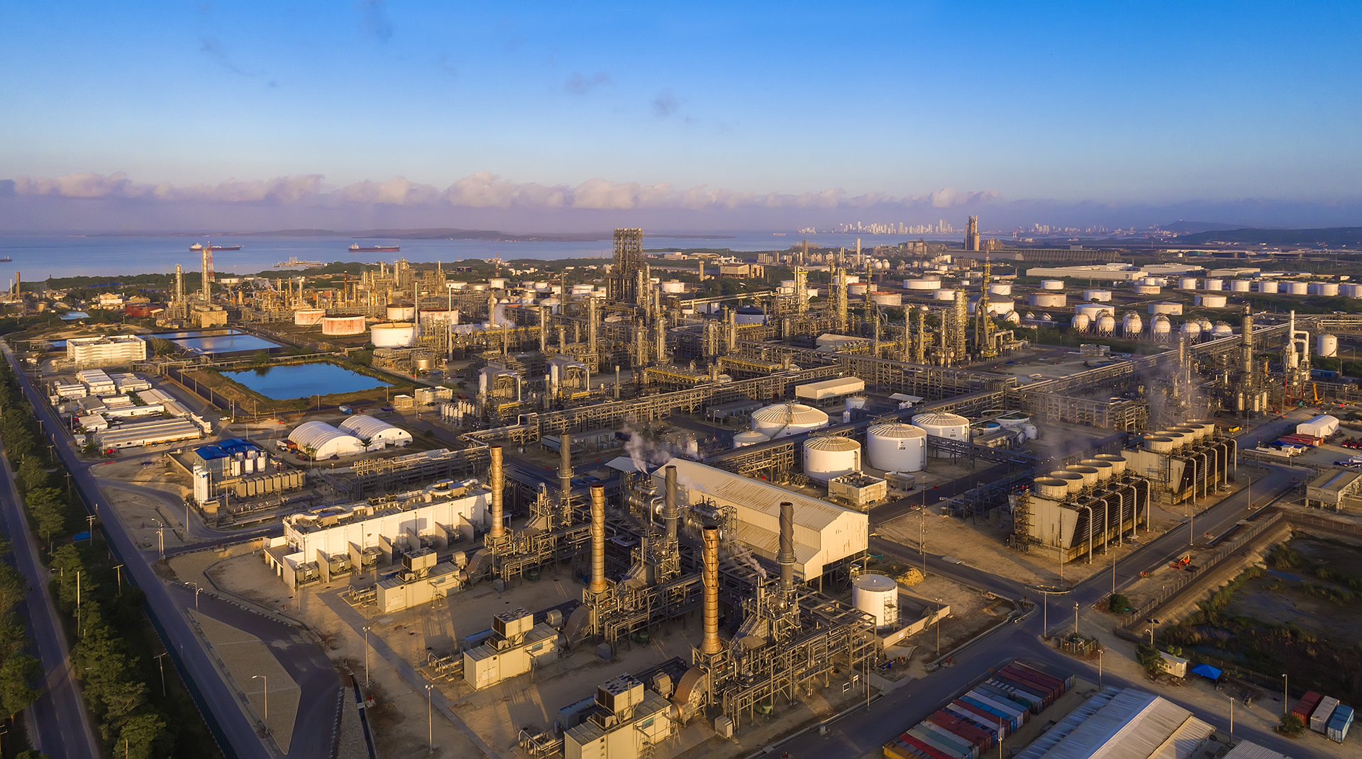 <p>Refinería de petróleo de Ecopetrol en Cartagena, Colombia, donde la empresa comenzó en marzo pasado un prueba piloto de producción de hidrógeno verde. (Imagen: Ecopetrol)</p>