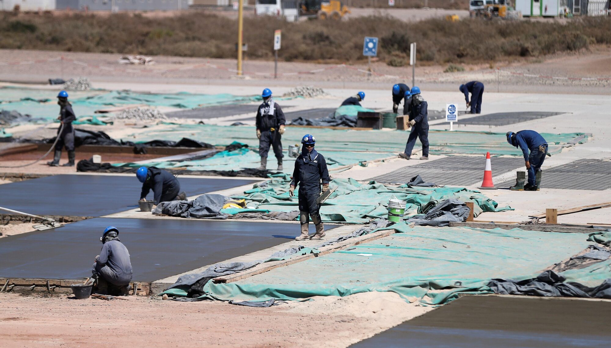Trabalhadores em uma refinaria de areia utilizada para o processo de fracionamento nos campos de petróleo e gás de Vaca Muerta, na província de Neuquén, Argentina (Imagem: Agustin Marcarian / Alamy)