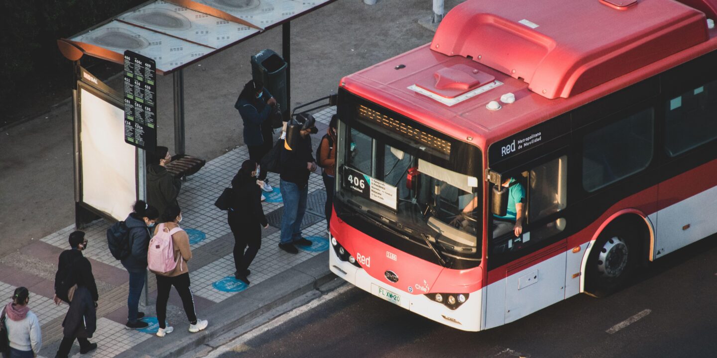 <p>Un autobús eléctrico en Santiago de Chile. América Latina avanza hacia la movilidad eléctrica, aunque con desigualdades en la región (Imagen: Benjamin Lecaros / Alamy)</p>