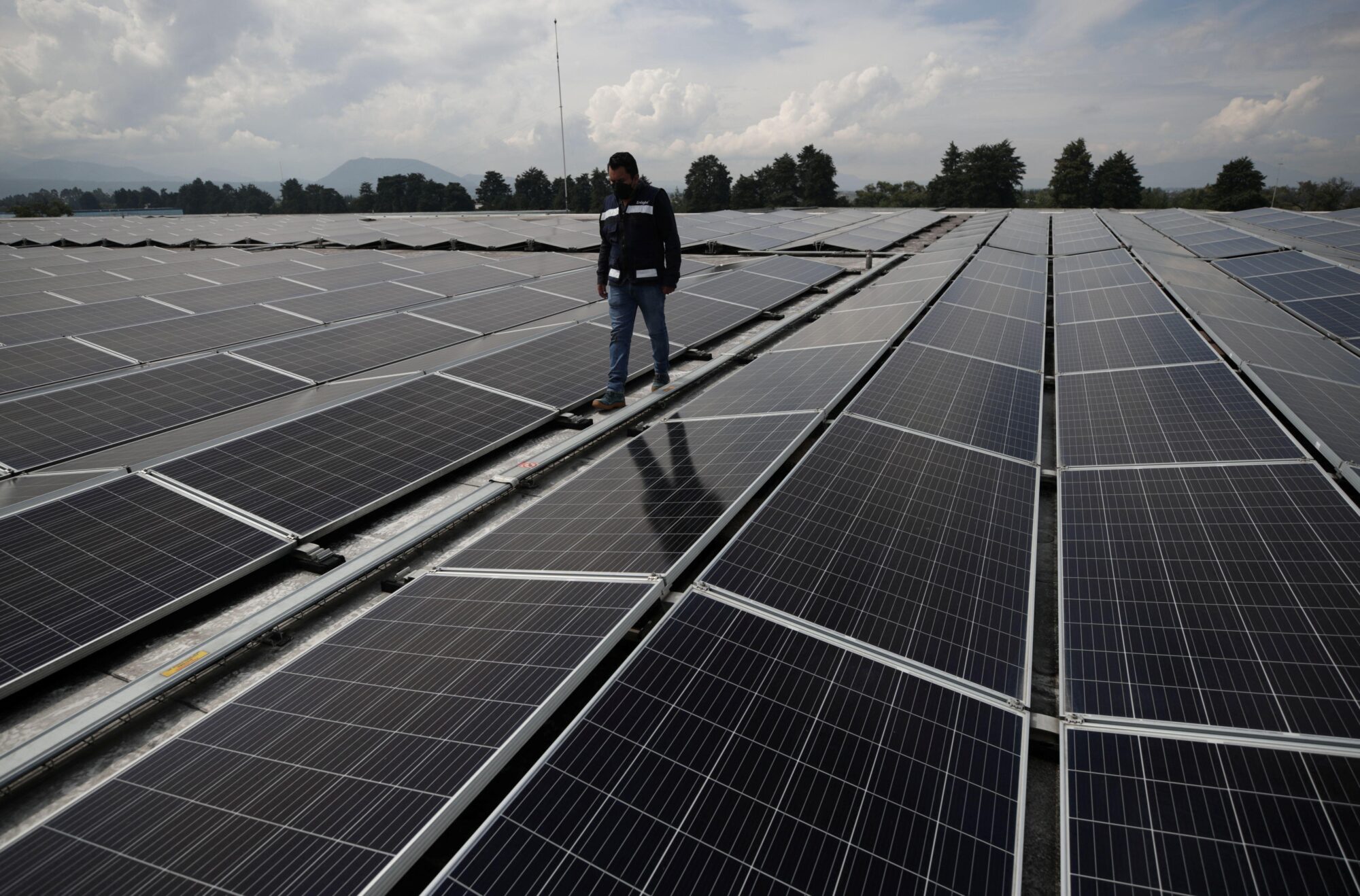 <p>Engenheiro inspeciona painéis solares no México. O plano energético do país inclui a construção do que será a maior usina de energia solar da América Latina (Imagem: Henry Romero / Alamy)</p>