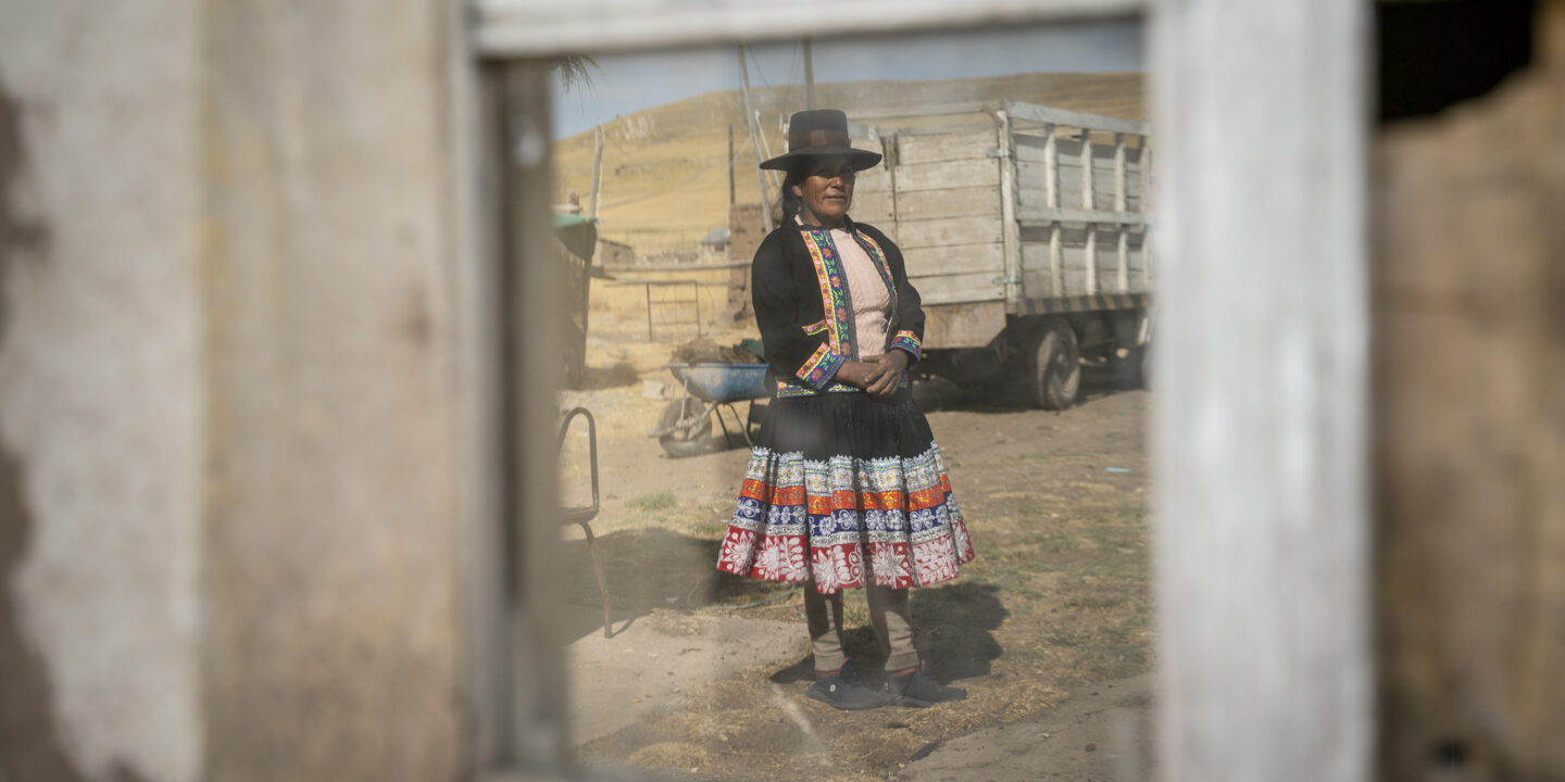el reflejo de una mujer de una comunidad del corredor minero de Perú