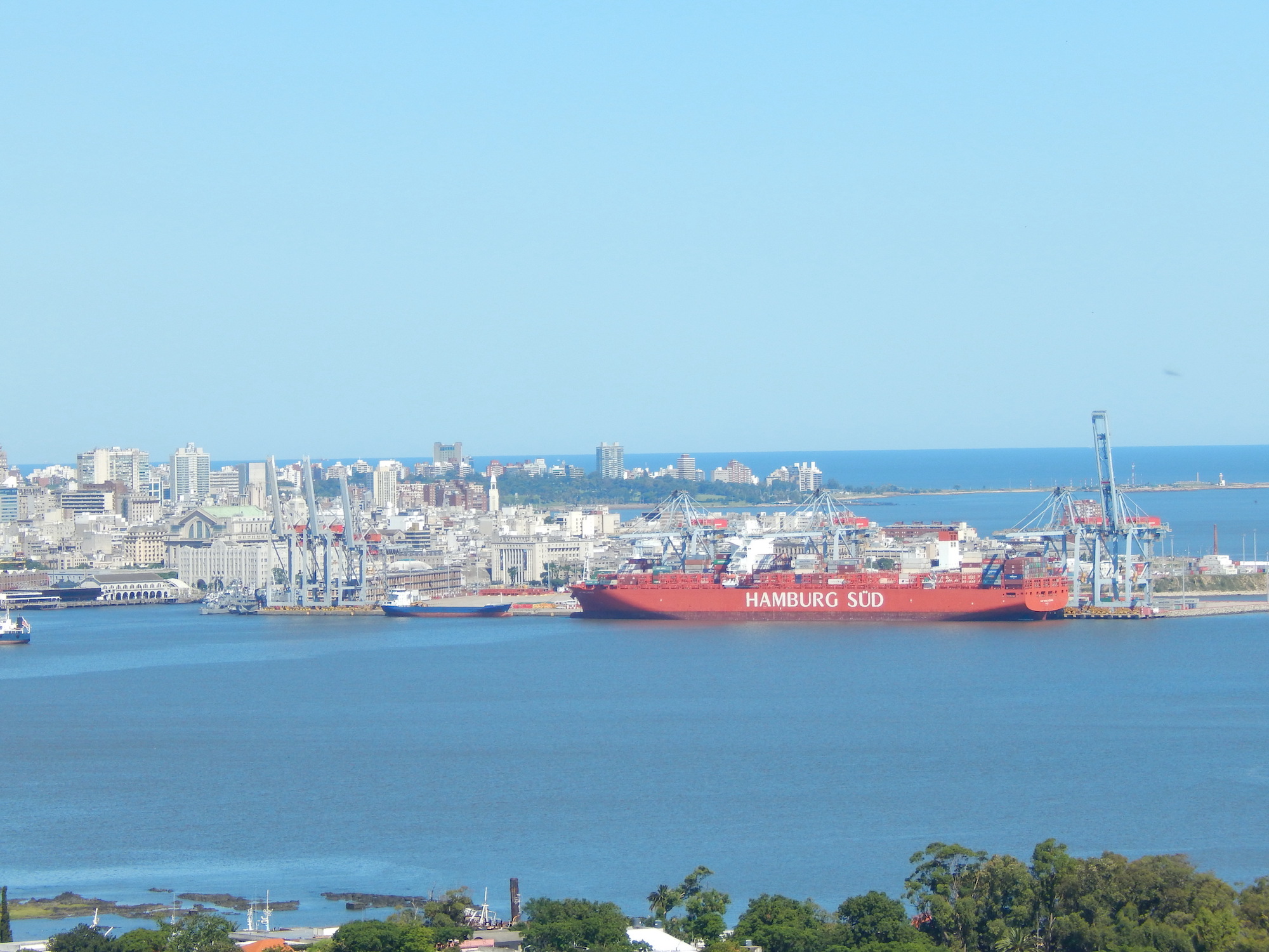 <p>Vista aérea do porto de Montevidéu, no Uruguai. Região é alvo de pesca ilegal por navios estrangeiros (Imagem: Fermín Koop)</p>