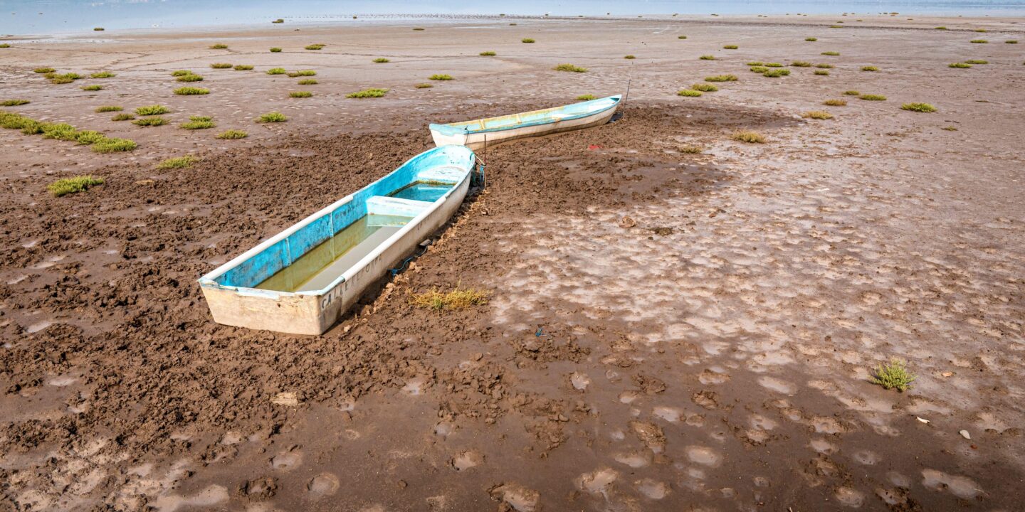Barco abandonado em um leito de rio seco no México