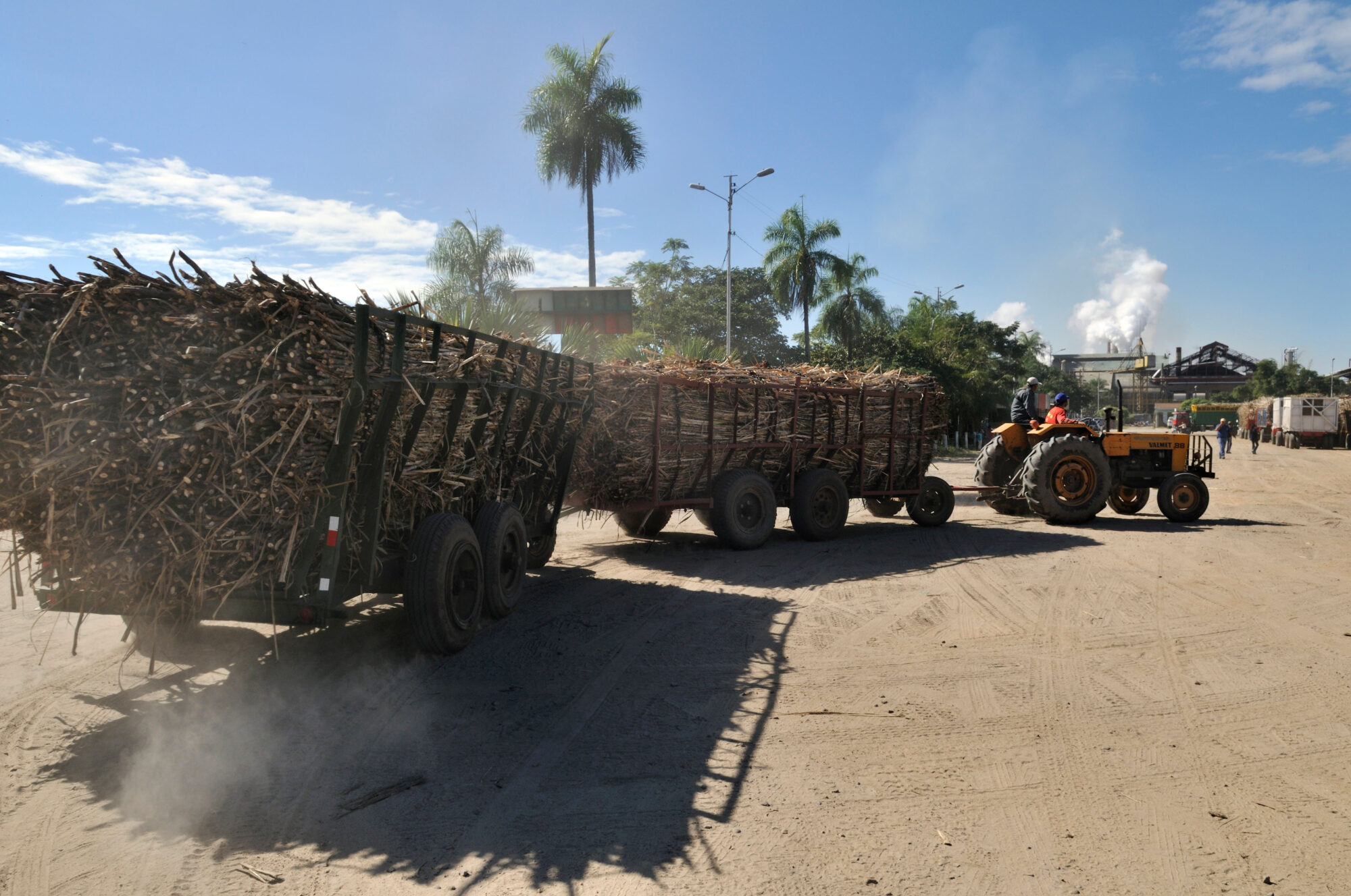 Camión con caña de azúcar fuera de una fábrica en Santa Cruz, Bolivia
