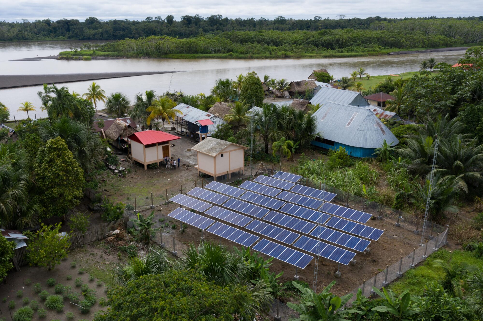 <p>Painéis solares nas fábricas de gelo em Datem del Marañon, no Peru. Ao todo, 240 equipamentos foram instalados para produzir 30 KW de energia, 14 horas por dia (Imagem: cortesia do Profonanpe)</p>